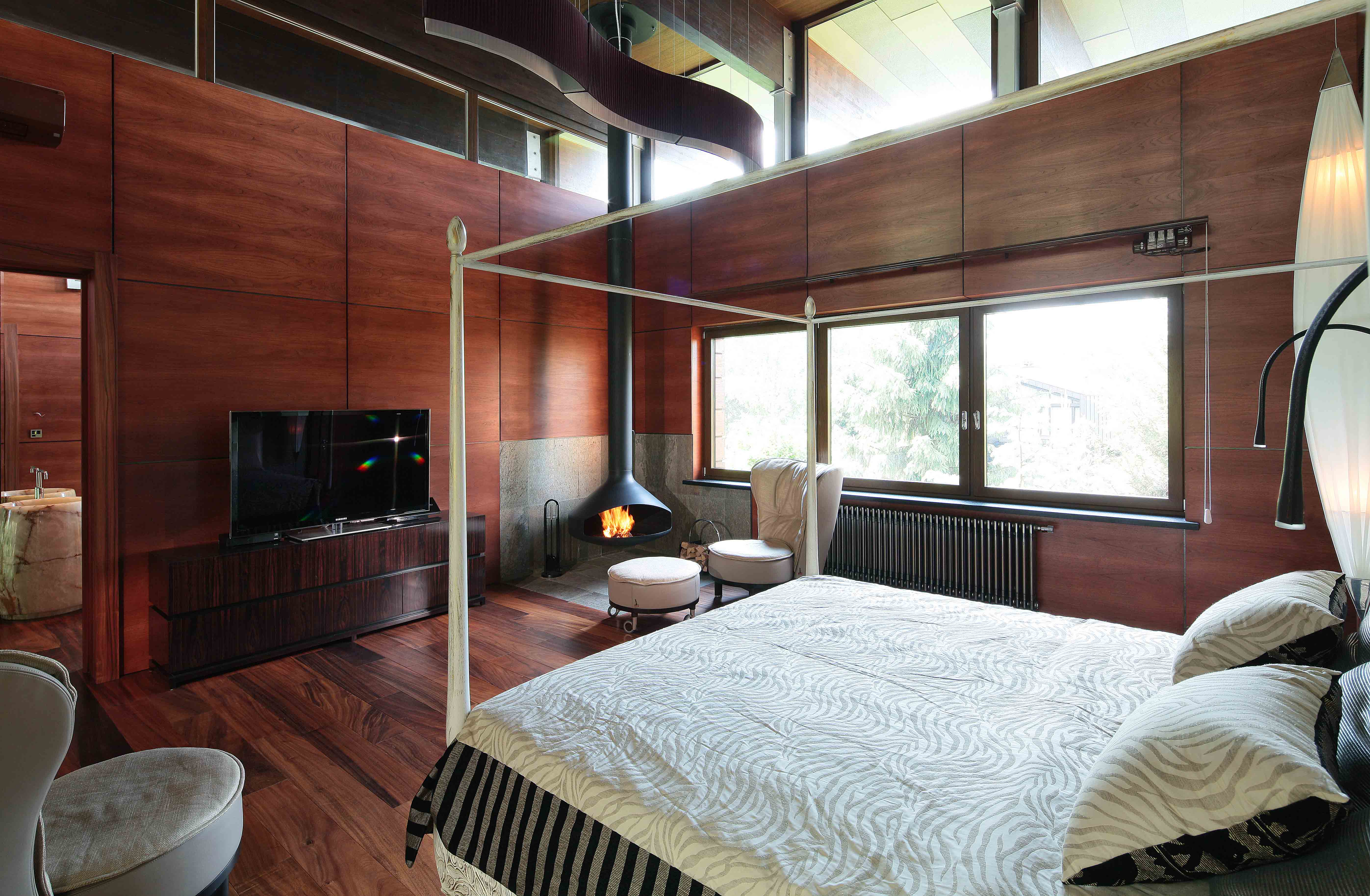 Гостиная с людьми. Комната минимализм. Человек в интерьере. Дом никольская слобода ольга фрейман. Интерьер для мужчины.