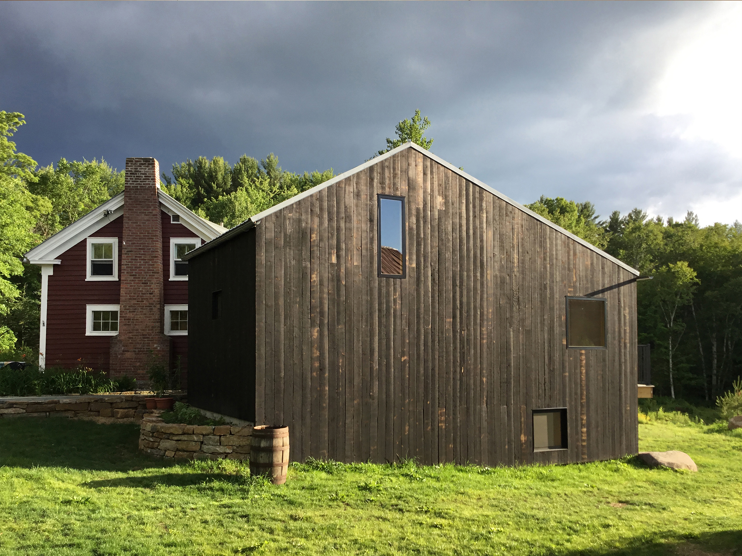 Barn. Барн. Барнхаус среди деревьев. Барнхаус зеленого цвета. Тропинки барнхаус.