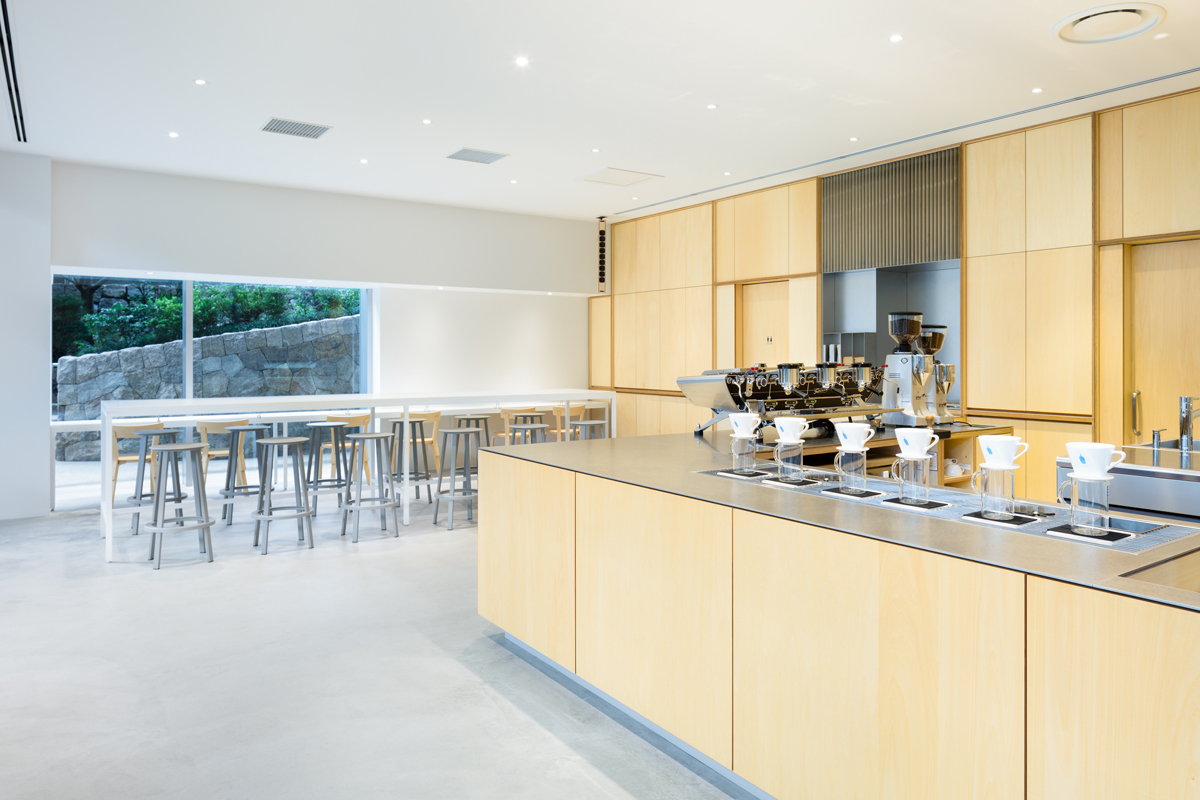 Blue Bottle Coffee ROPPONGI Cafe by Schemata Architects / Jo Nagasaka