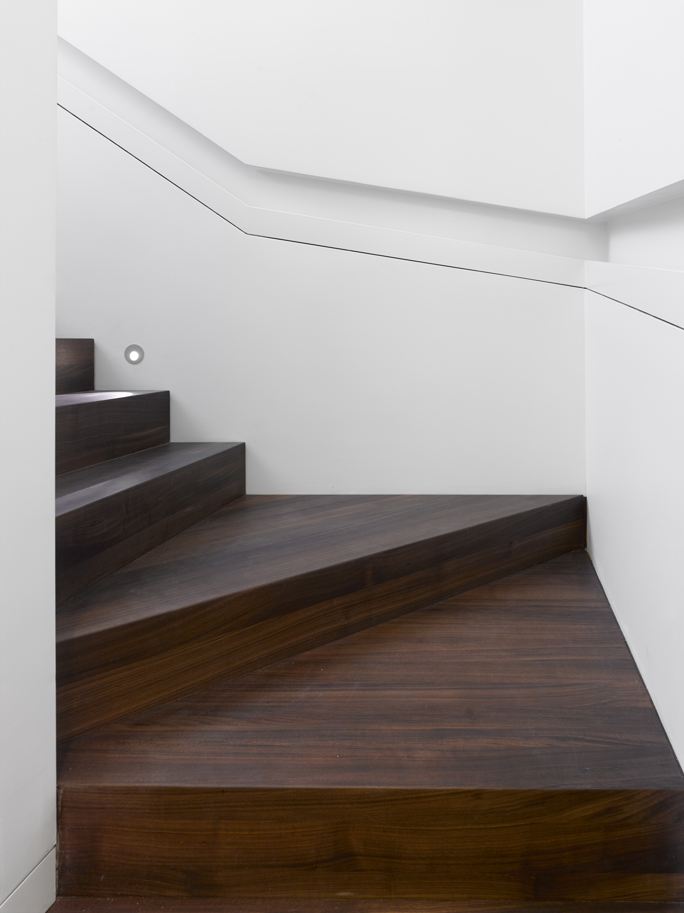 ограждение бетонной лестницы. лестница встроенная в стену. встроенные в стену поручни для лестницы. поручень встроенный в стену. скрытые перила.