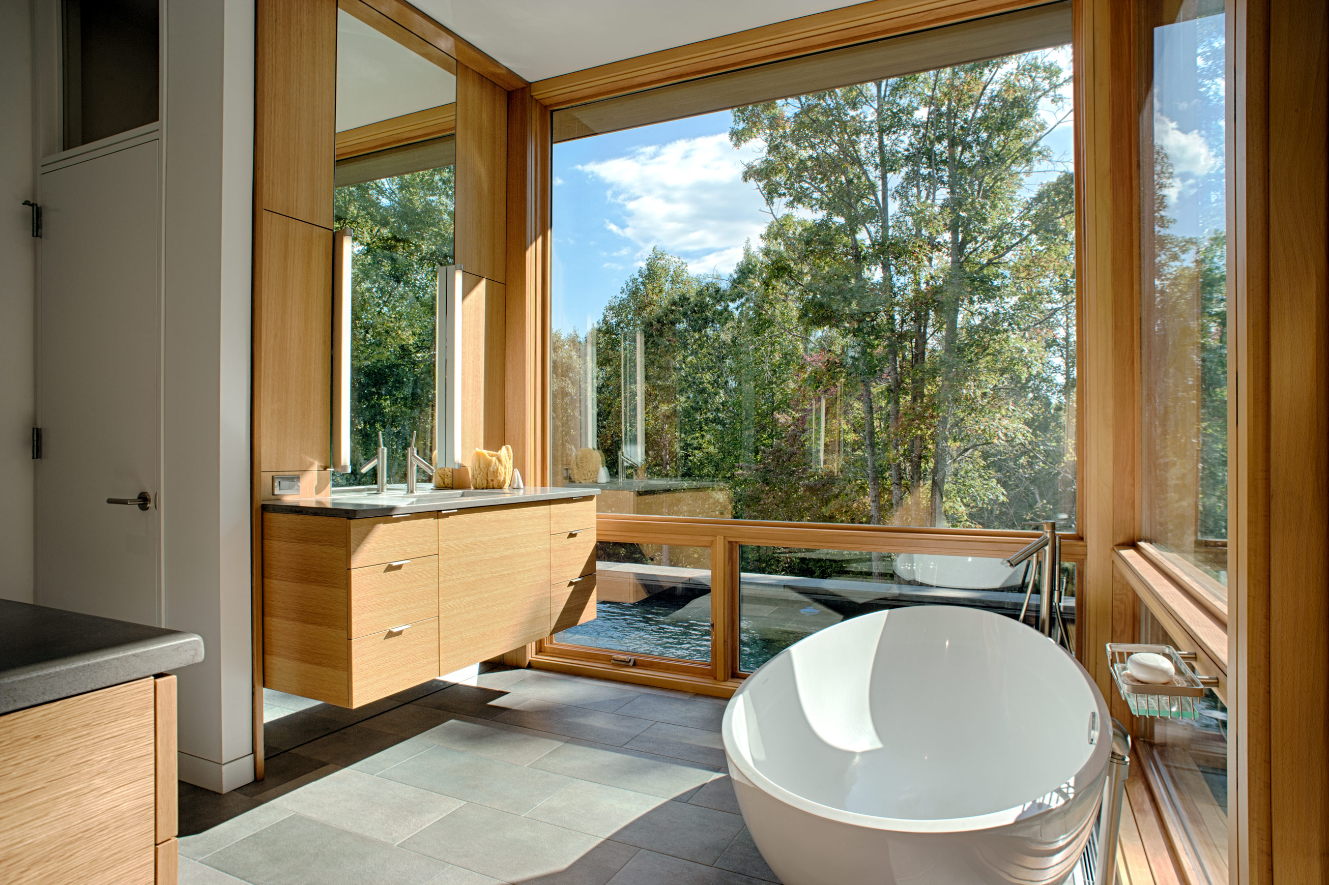 Ванна с большим окном. Ванная с панорамным окном. Ванная комната с панорамным окном. Ванная с панорамным окном в частном доме. Ванная комната с большим окном.