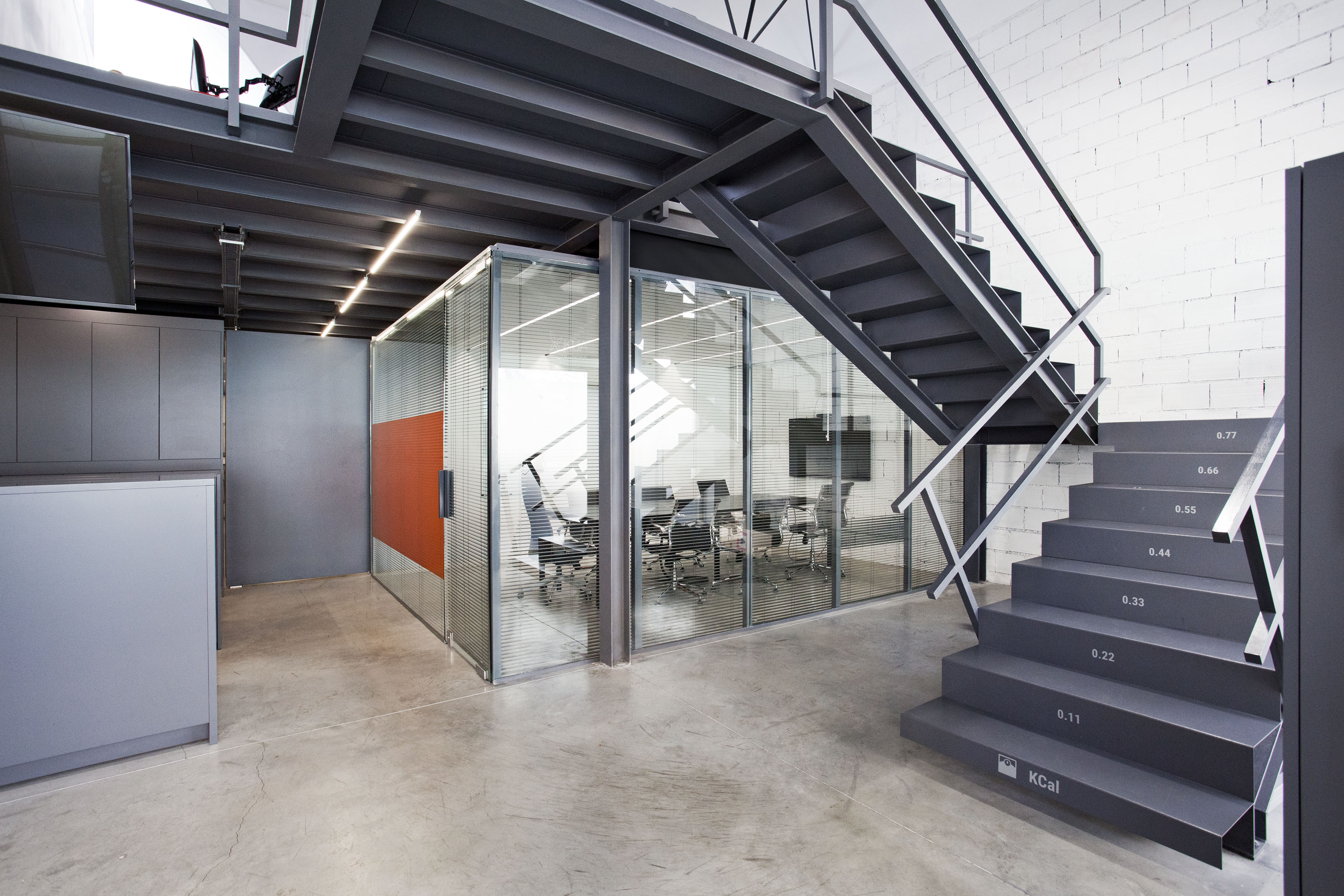 Помещение лк. Лестница в офисном здании. Металлическая лестница в офис. Внутренние металлические лестницы. Металлическая лестница в здании.