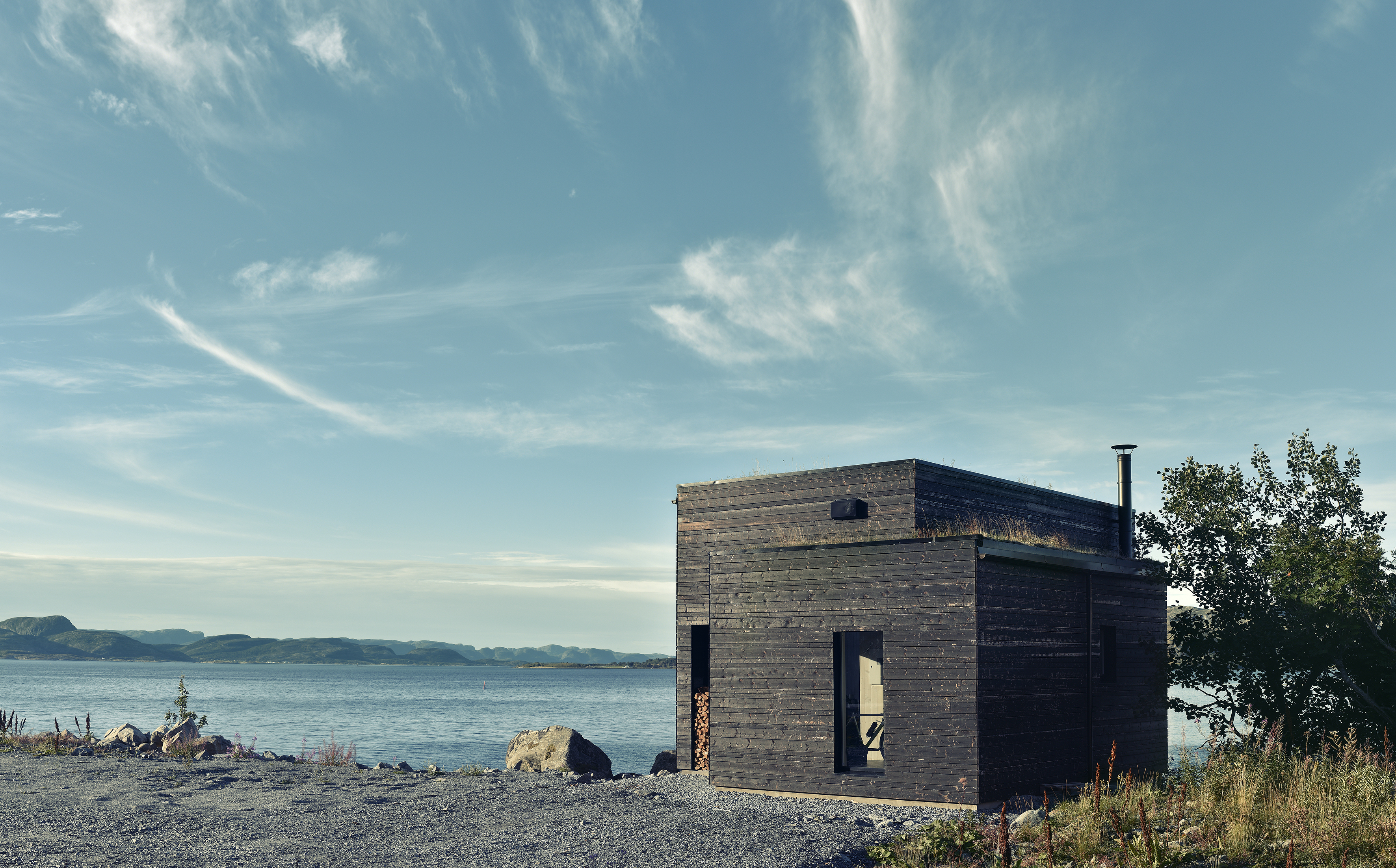 Houses coast. Домик на берегу моря в Норвегии. Норвегия дом на острове. Маленький домик на берегу моря. Белый дом на берегу моря.