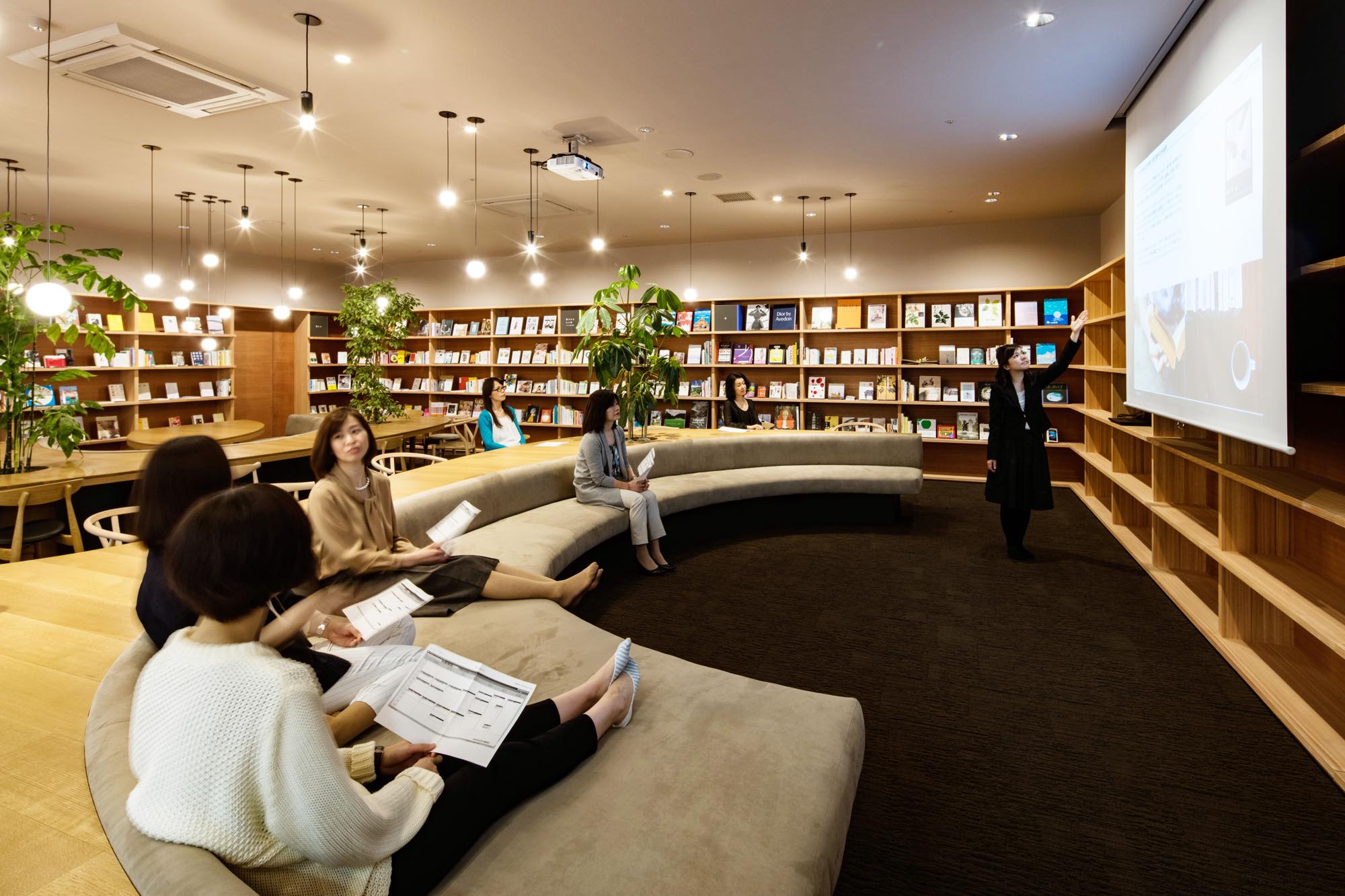 В библиотеке два читальных. Библиотека Японии читальный зал. Интерьер образовательных учреждений в Японии книгохранилище. Интерьер современной библиотеки. Интерьер читального зала библиотеки.