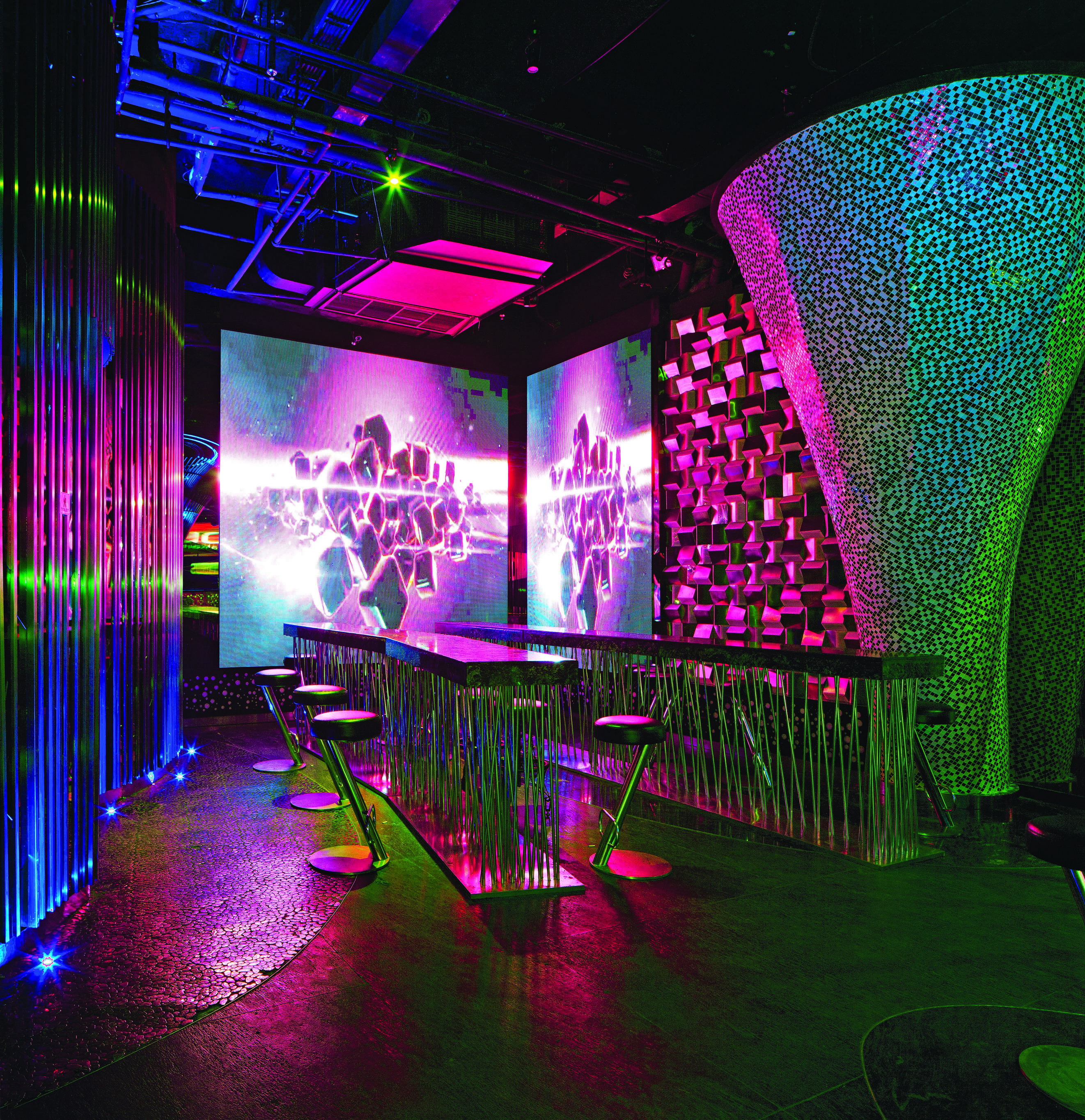Декорации для клуба. Дискотечный зал. Бар в ночном клубе. Украшение зала в стиле 80-х. Интерьер ресторана со сценой.