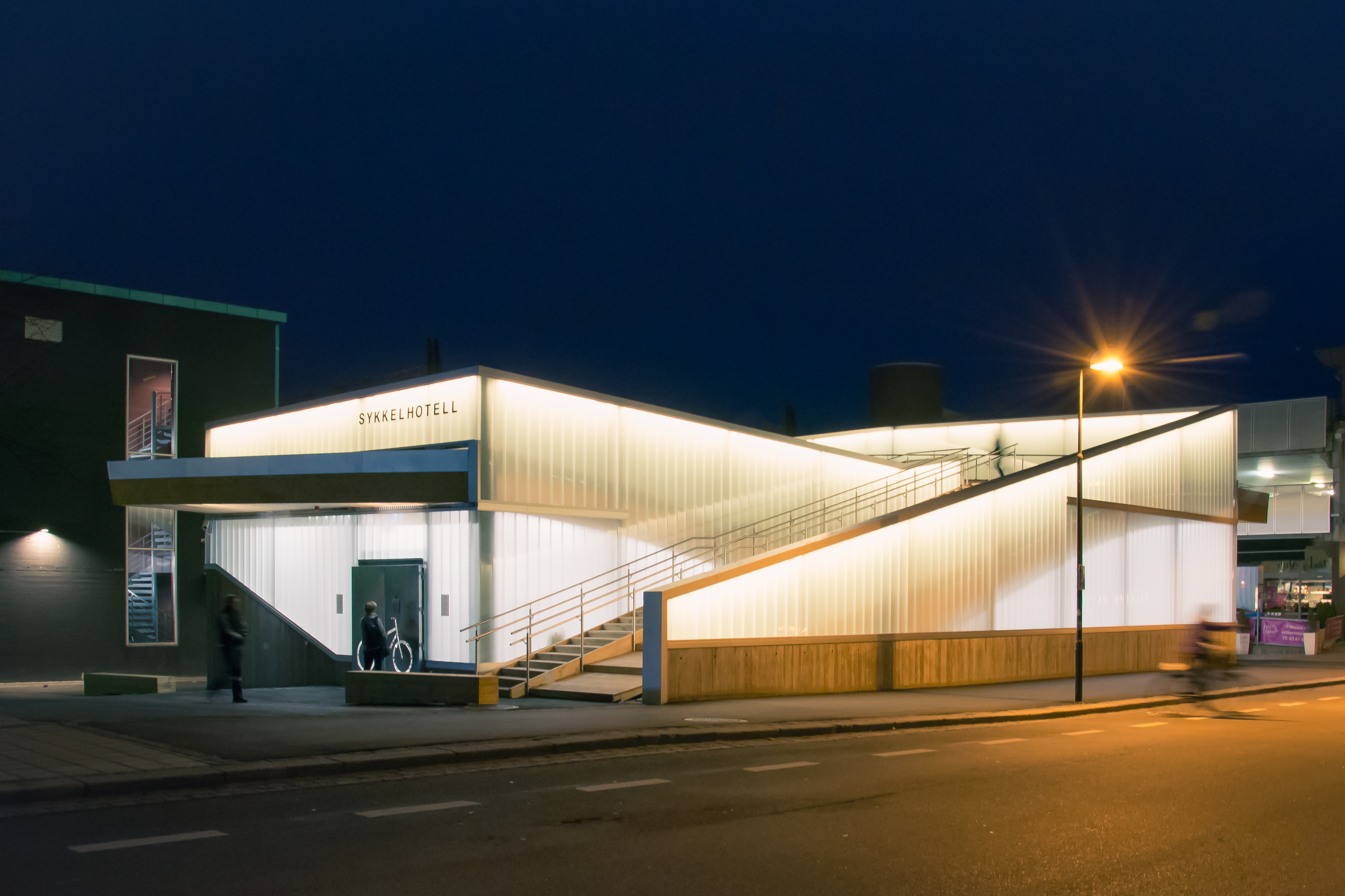 Здание парковки. Парковка для сельской гостиницы. Roofed public Spaces in Sweden.