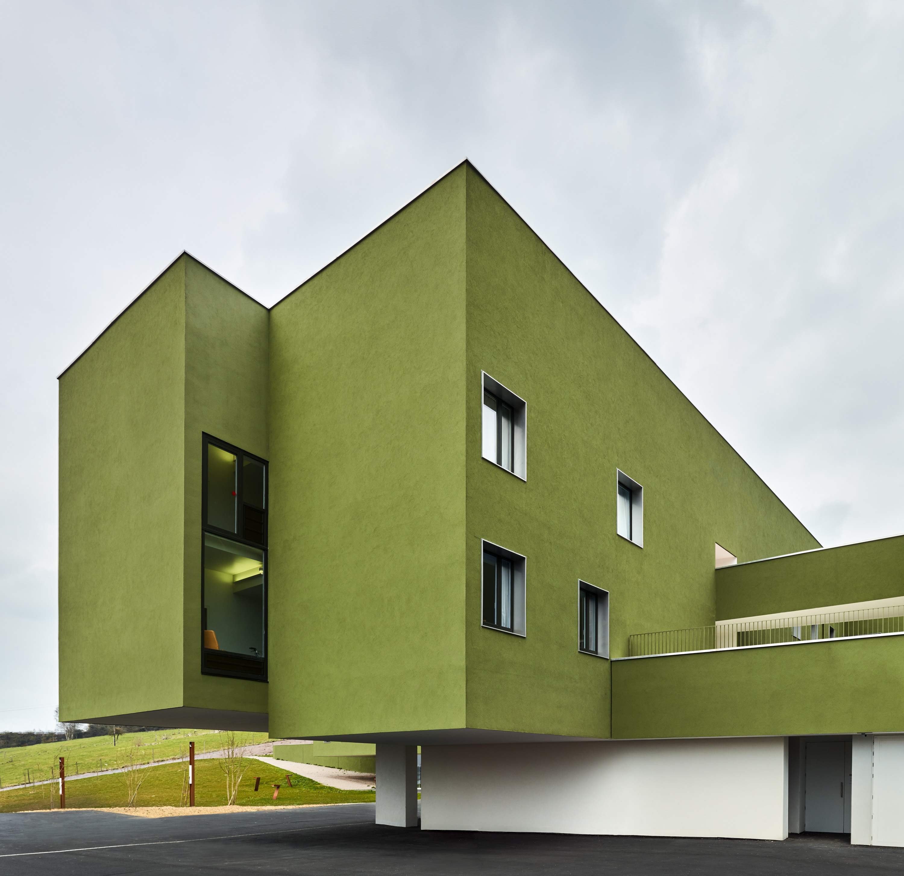 Бетонно зеленый. Архитектура фасады Архдейли. «Зеленый дом» («Green building»). Зеленый цвет в архитектуре. Необычные фасады зданий.