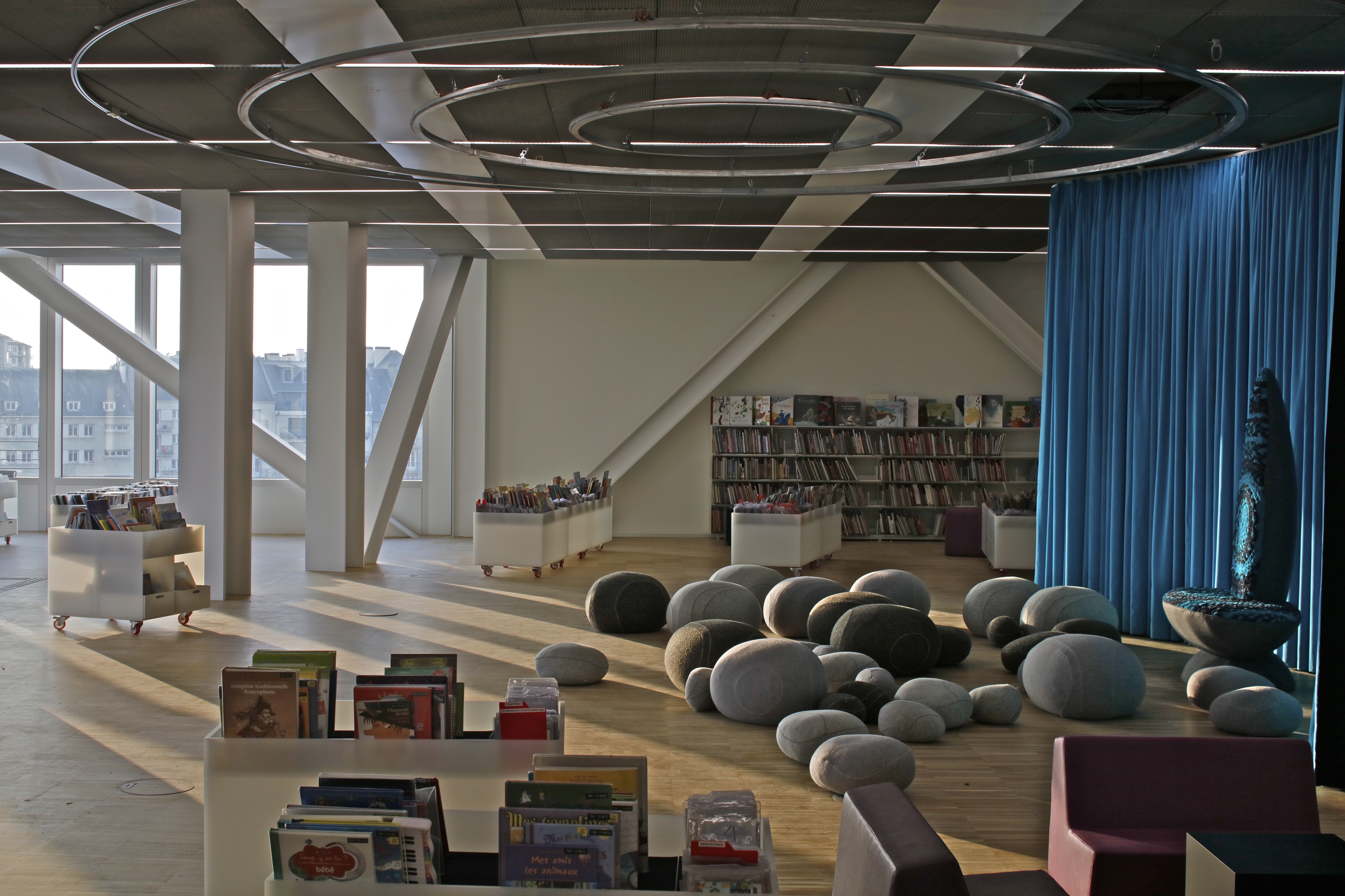 Библиотека новых возможностей. Современная библиотека. Интерьер современной библиотеки. Интерьер выставочного пространства. Креативное пространство.