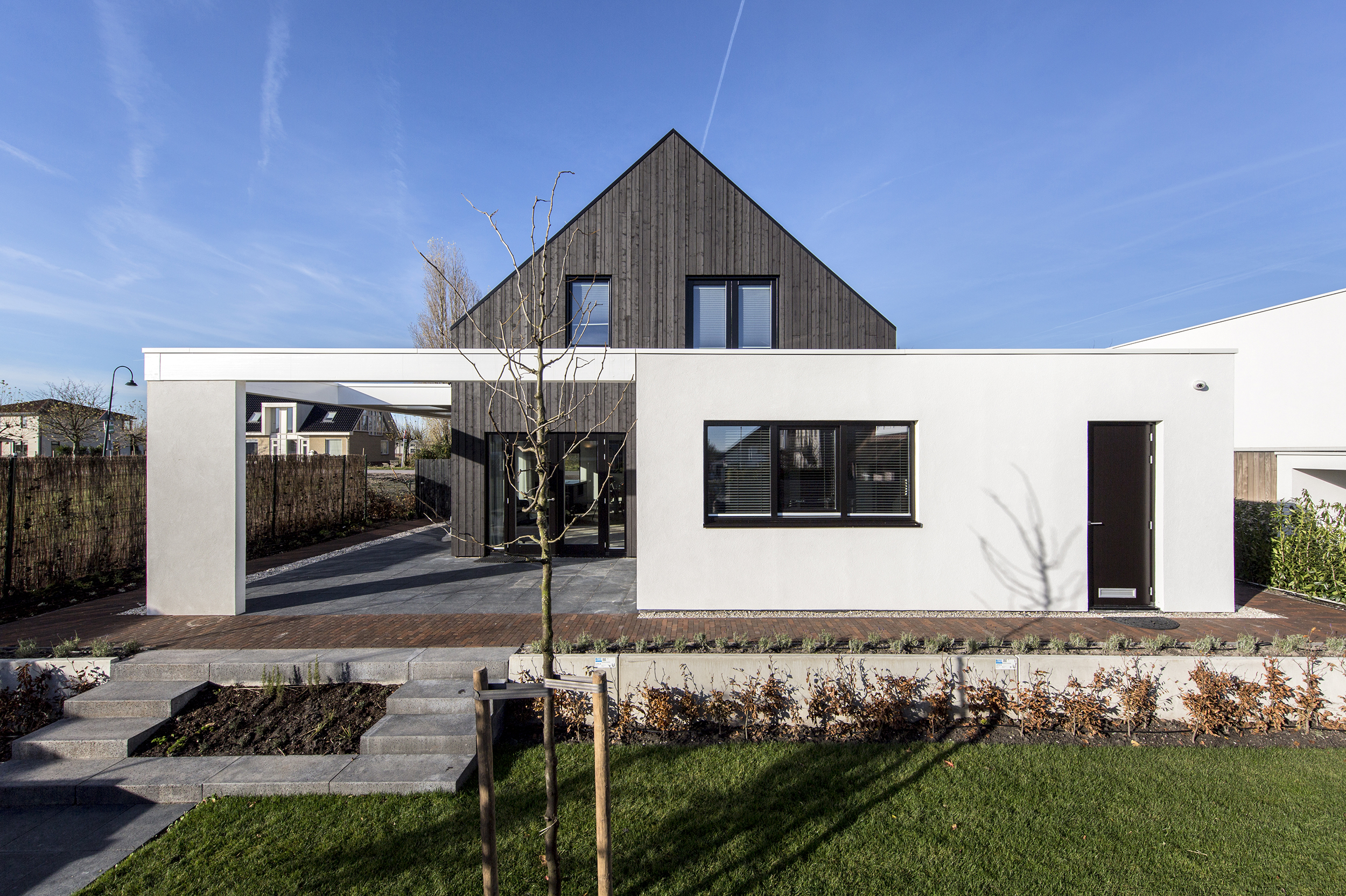 A way out лео. Аут дом. Аут дом. Полностью автономный дом. A way out ps4.