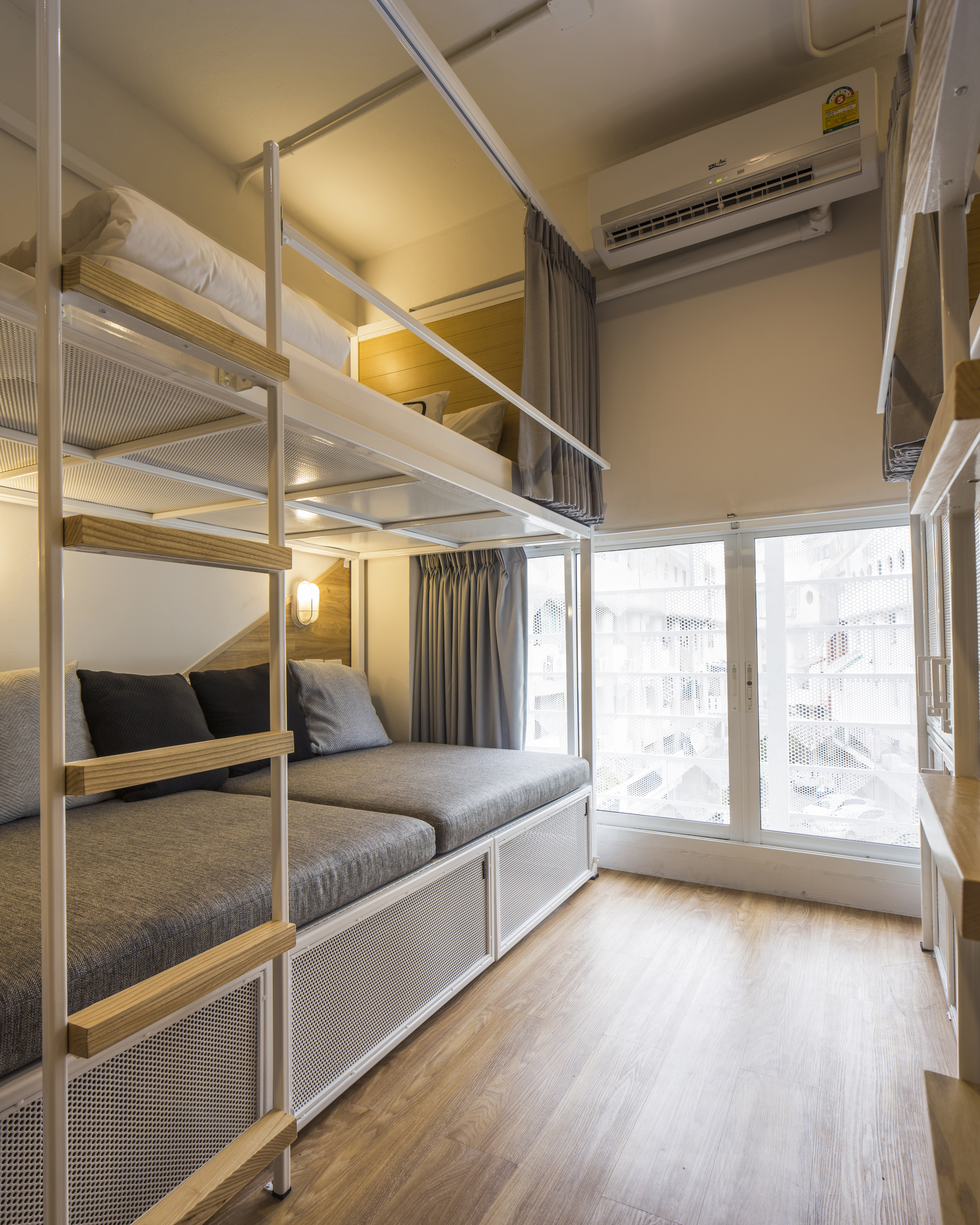 Двухэтажное общежитие. Двухэтажная комната. Кровати для хостела. Кровать двухъярусная хостел. Двухъярусная кровать для хостела.