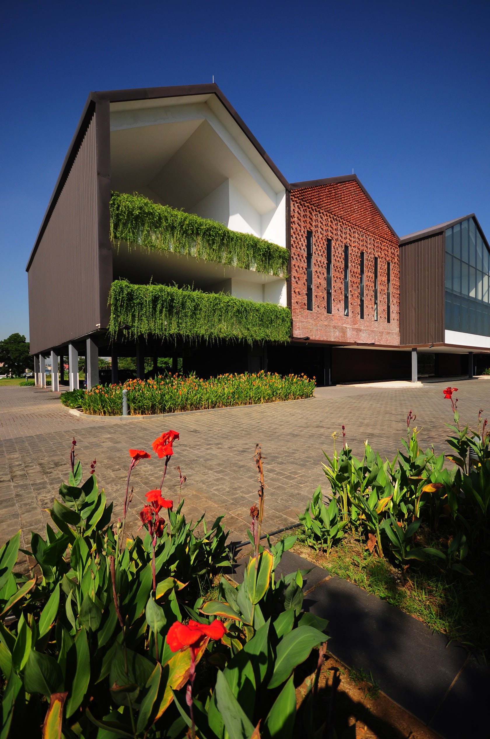 © L Architects
