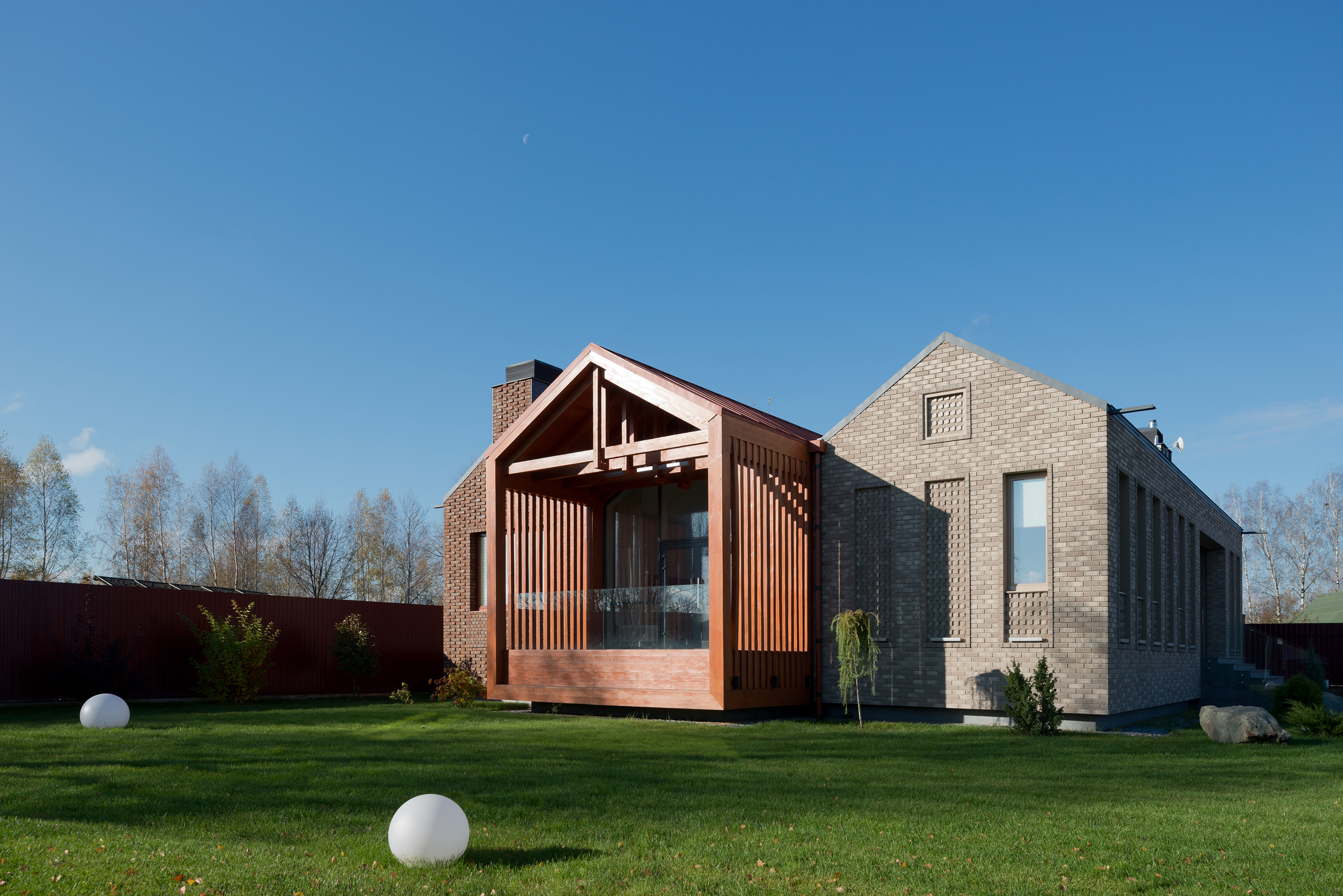 Дом с эркером кирпичный фасад. Дом из кирпича с гаражом. Кирпичные дачные дома. Большой кирпичный дом. Кирпич дом подмосковье.