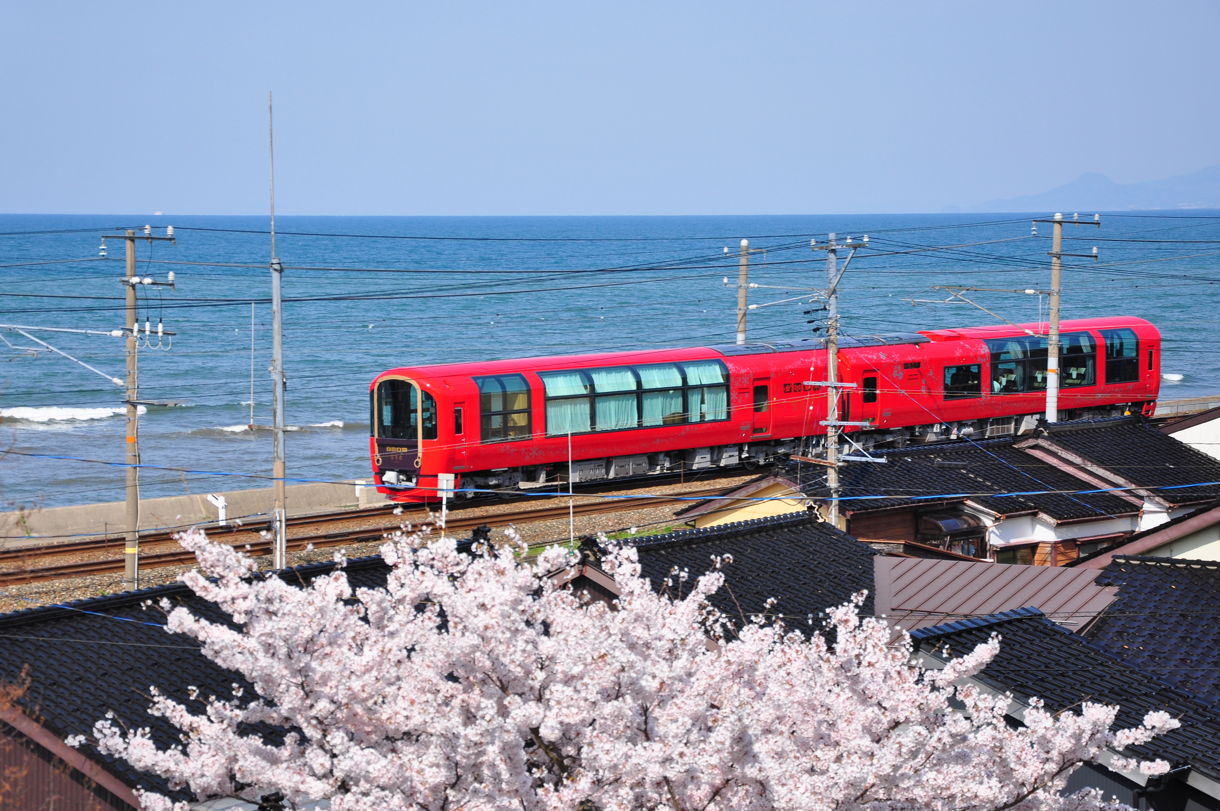 Электричка речной береговая. Поезда в Японии. Железная дорога в Японии. Электропоезд Япония. Электричка в Японии.