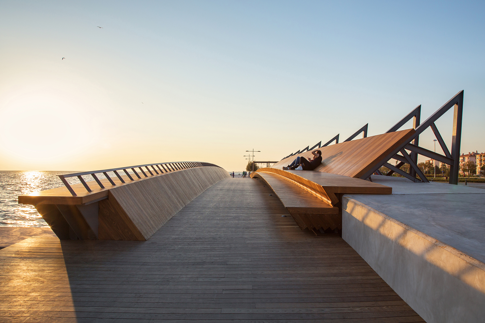 Деревянная набережная. Набережная Hornsbergs Strandpark в Стокгольме. Осло архитектура террасы. Пешеходный парковый мостик в Японии. Современные деревянные Набережные.