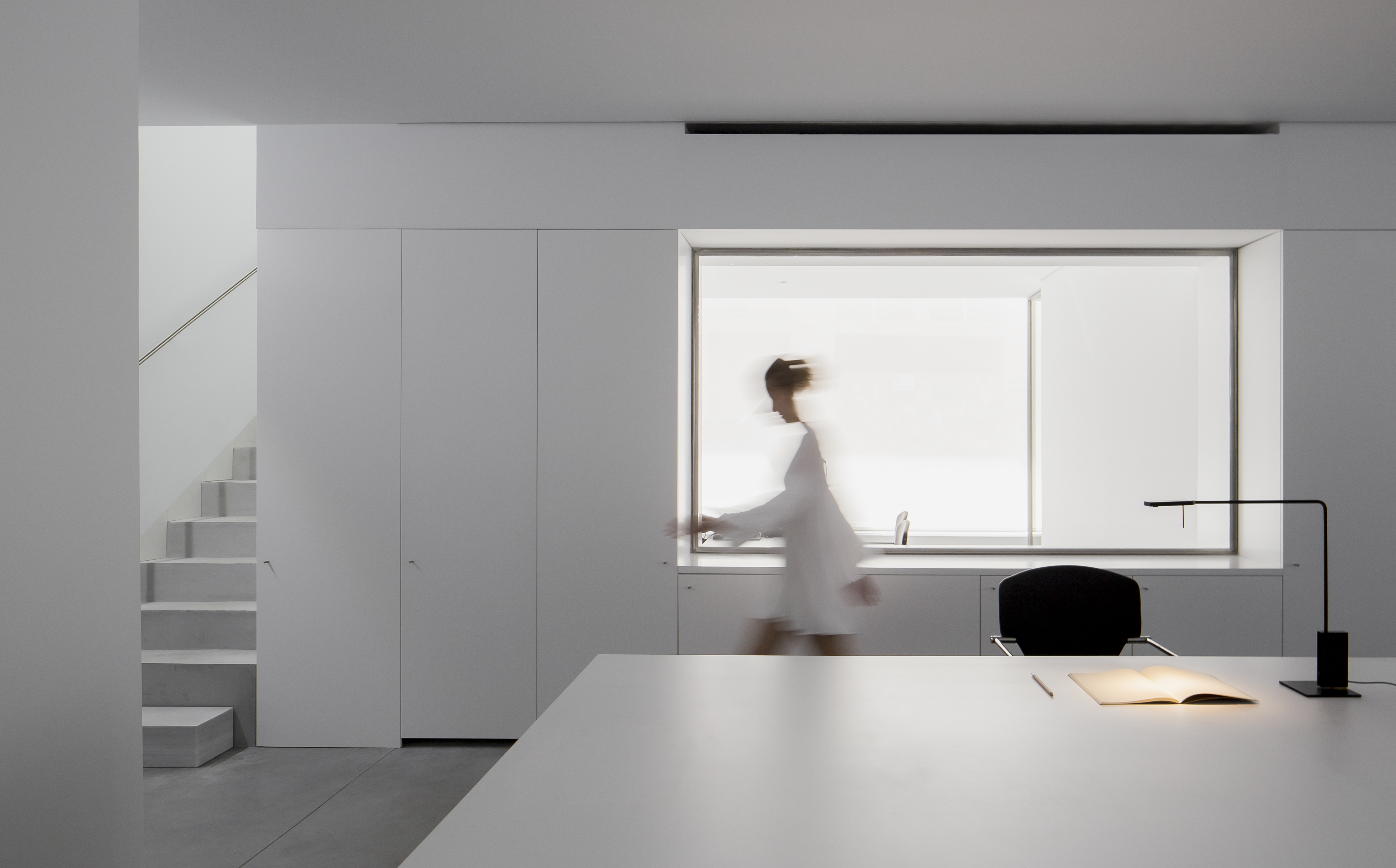 тема минимализма. тема минимализма. стиль минимализм в интерьере. белый минималистичный интерьер. интерьер студии в стиле минимализм.