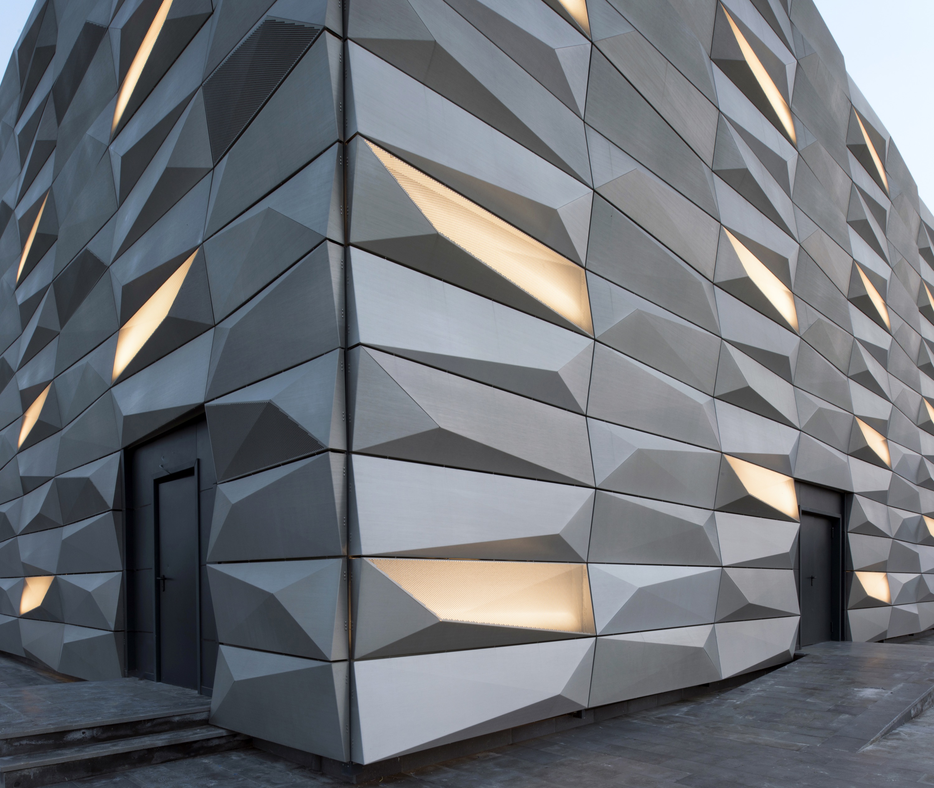 10 современных материалов. Полигональные фасады композит. Алюкобонд 3д. Треспа панели. Фасад композит металлокассеты.