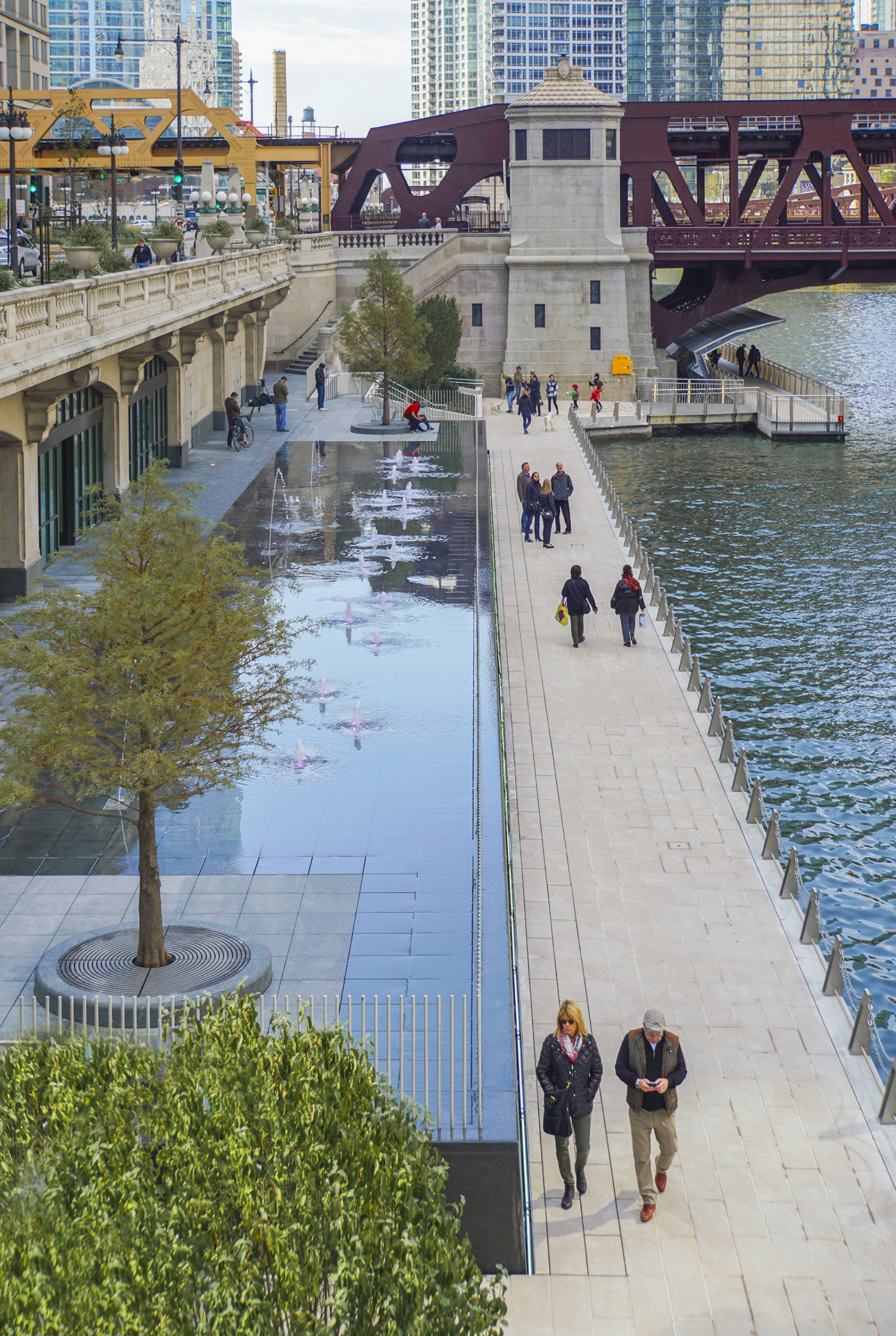 Chicago Riverwalk Architizer   1489417343407Chicago Riverwalk Carol Ross Barney Photo WaterPlaza Sm 