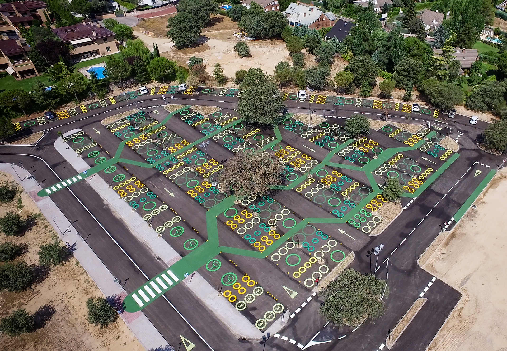 Центральный парк люди. Зеленая парковка. Много людей в парке. Парк лондона hyde park. Зеленая парковка.