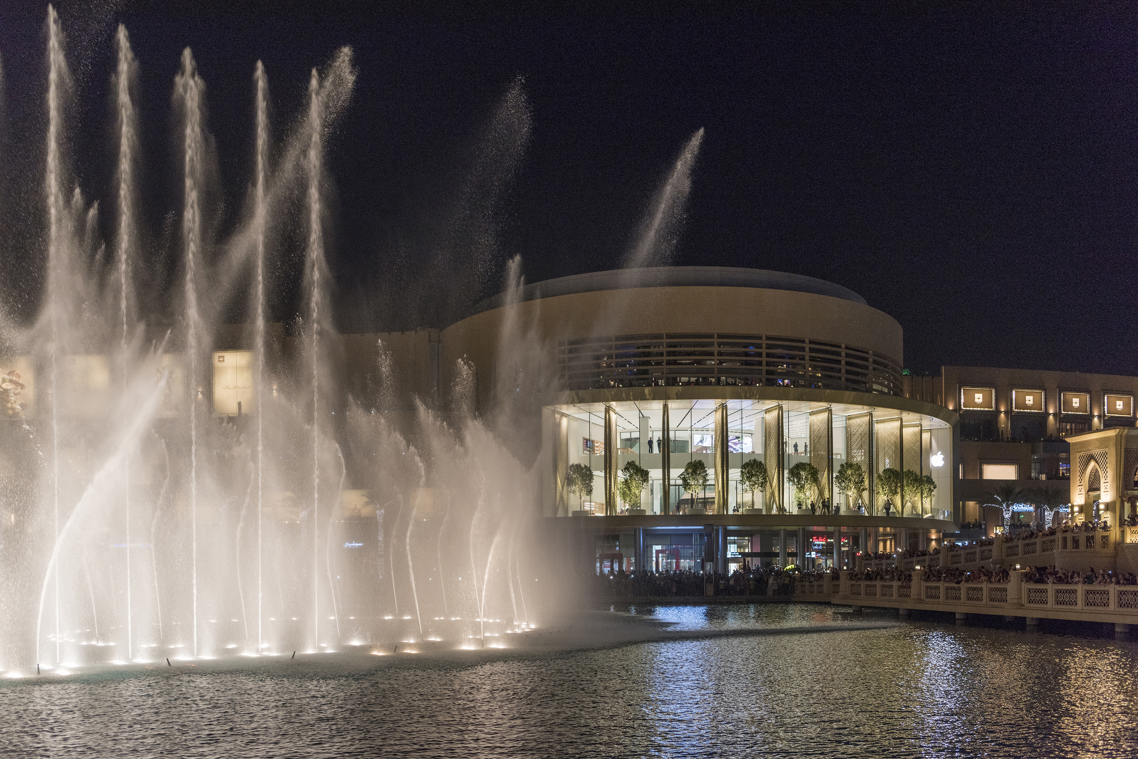 Apple дубай. Эппл Дубай Молл. Эпл стор Дубай Молл. Apple Dubai Mall / Foster + partners. Дубай Молл Архитектор.