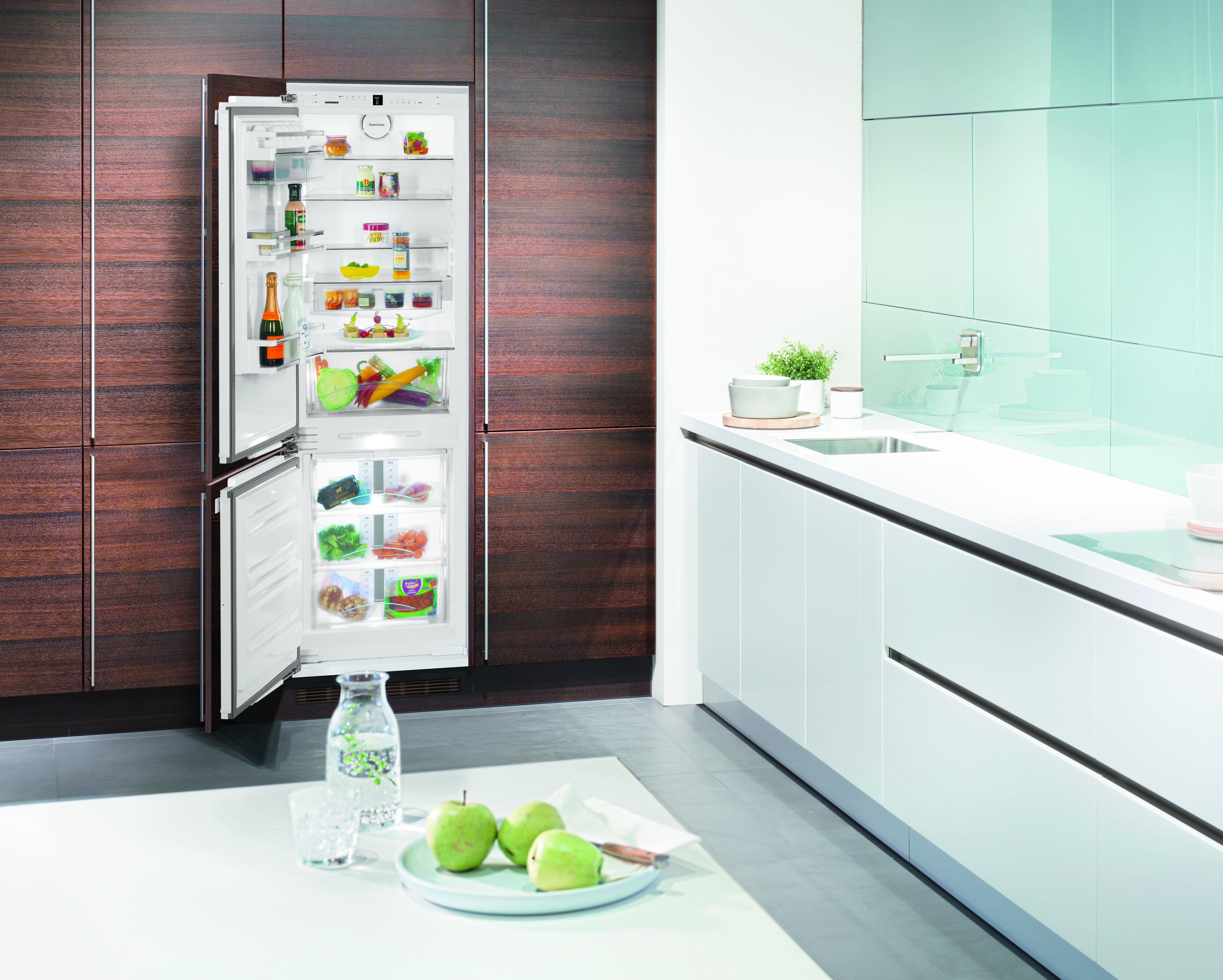 HC 1021 Fully Integrated Refrigerator