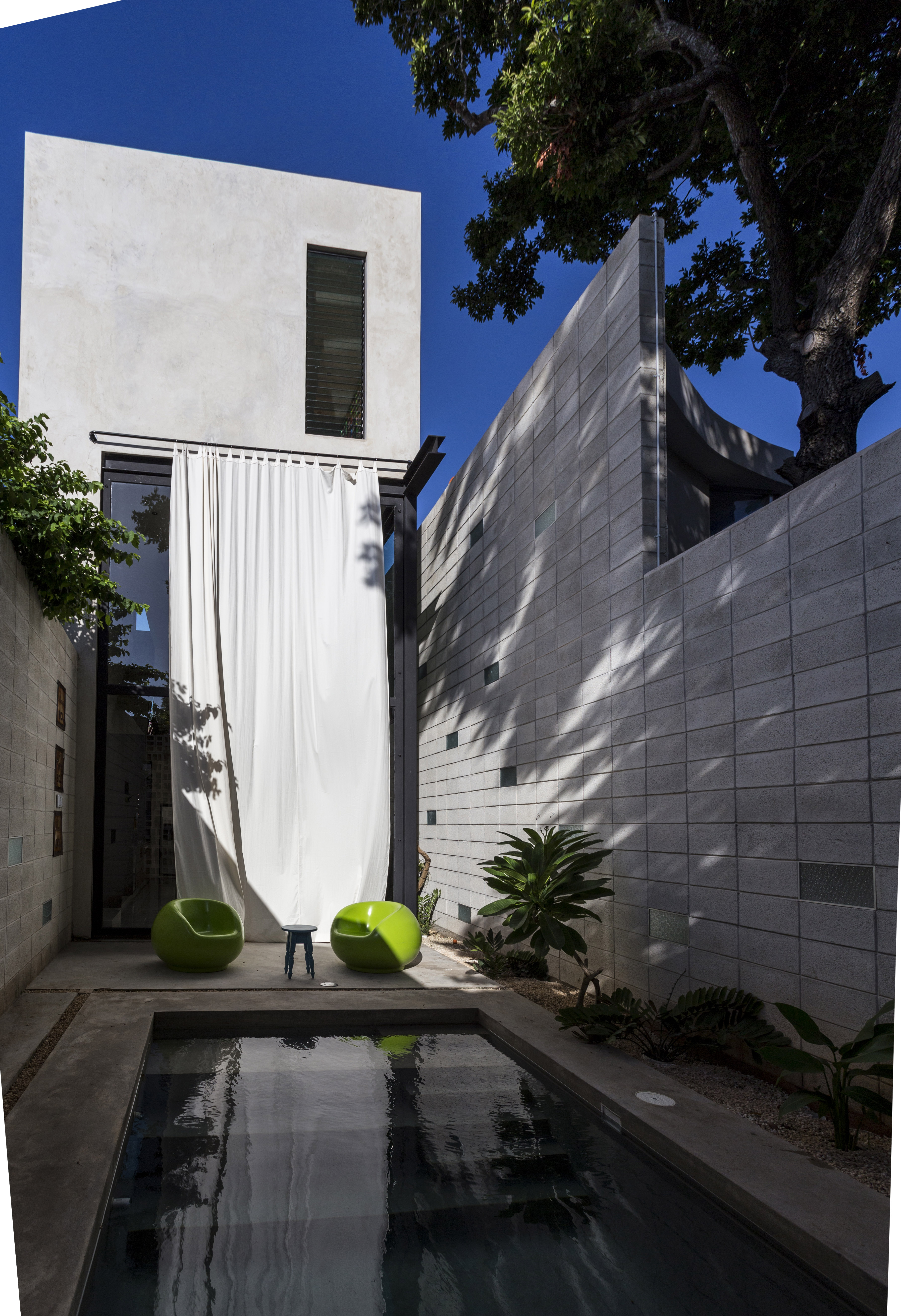 Тиффани хаус. Современный дом мексиканский. Современный дом. Raw house. Двухэтажная стеклянная кухня.