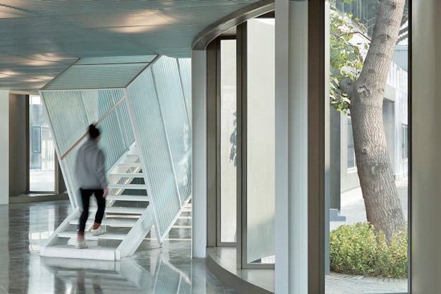 Twist and Turn: 6 Angled Windows That Will Warp Your Expectations ...