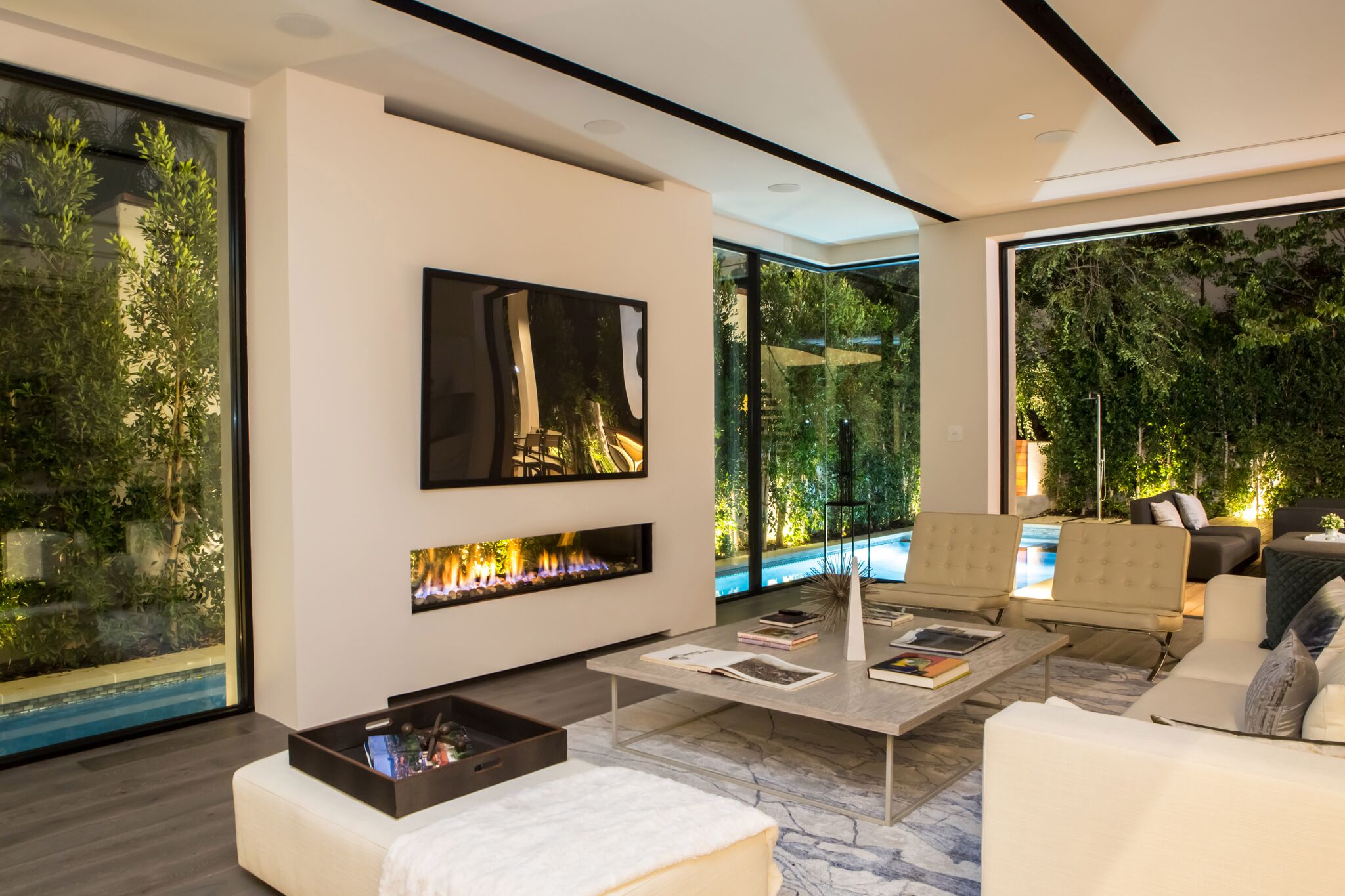 Indoor-Outdoor Tunnel 200
