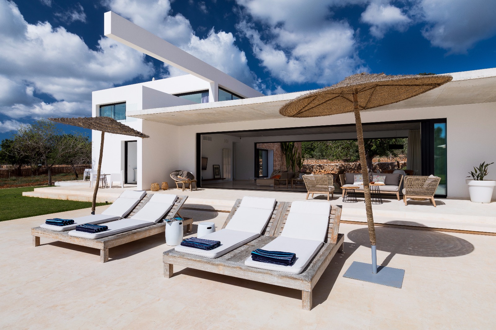 EXTERIOR FLOORING in natural stone Caliza Alba