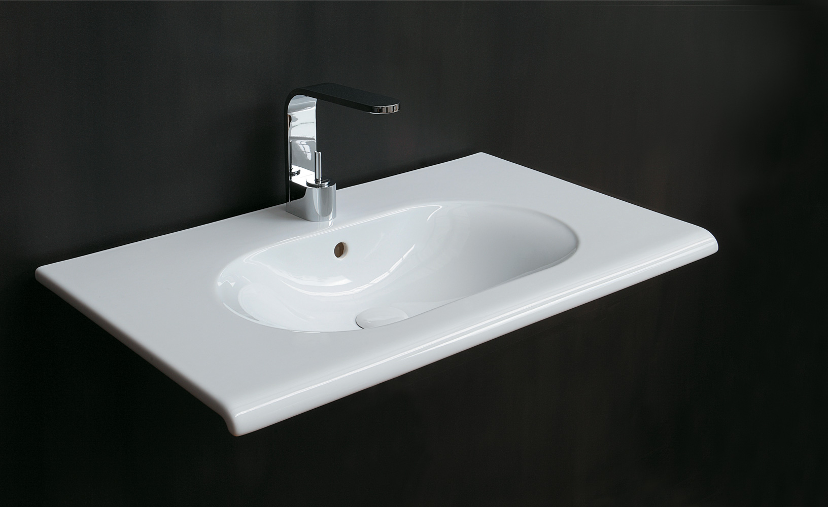 FLUID wall-hung washbasin, design by Marco Piva