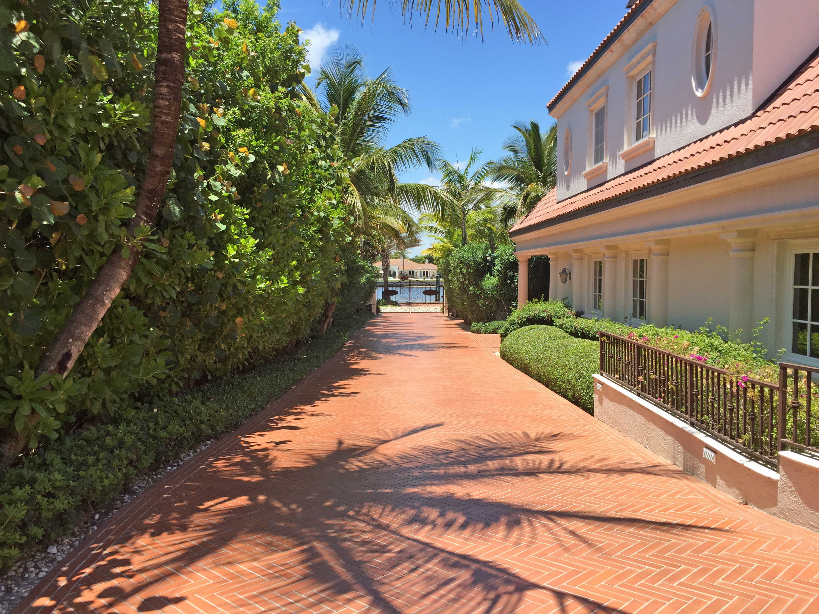 VILLA IN FLORIDA - WIRE CUT TERRACOTTA