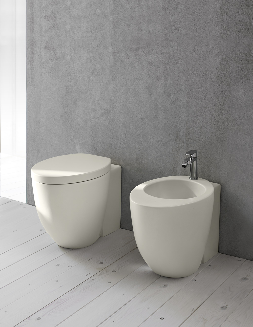 LE GIARE back to wall wc and bidet design by Claudio Silvestrin