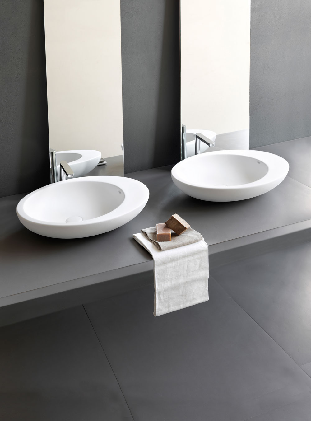 LE GIARE washbasin design by Claudio Silvestrin
