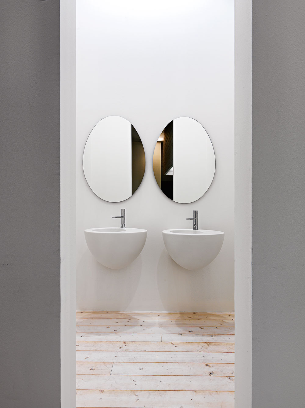 LE GIARE washbasin design by Claudio Silvestrin