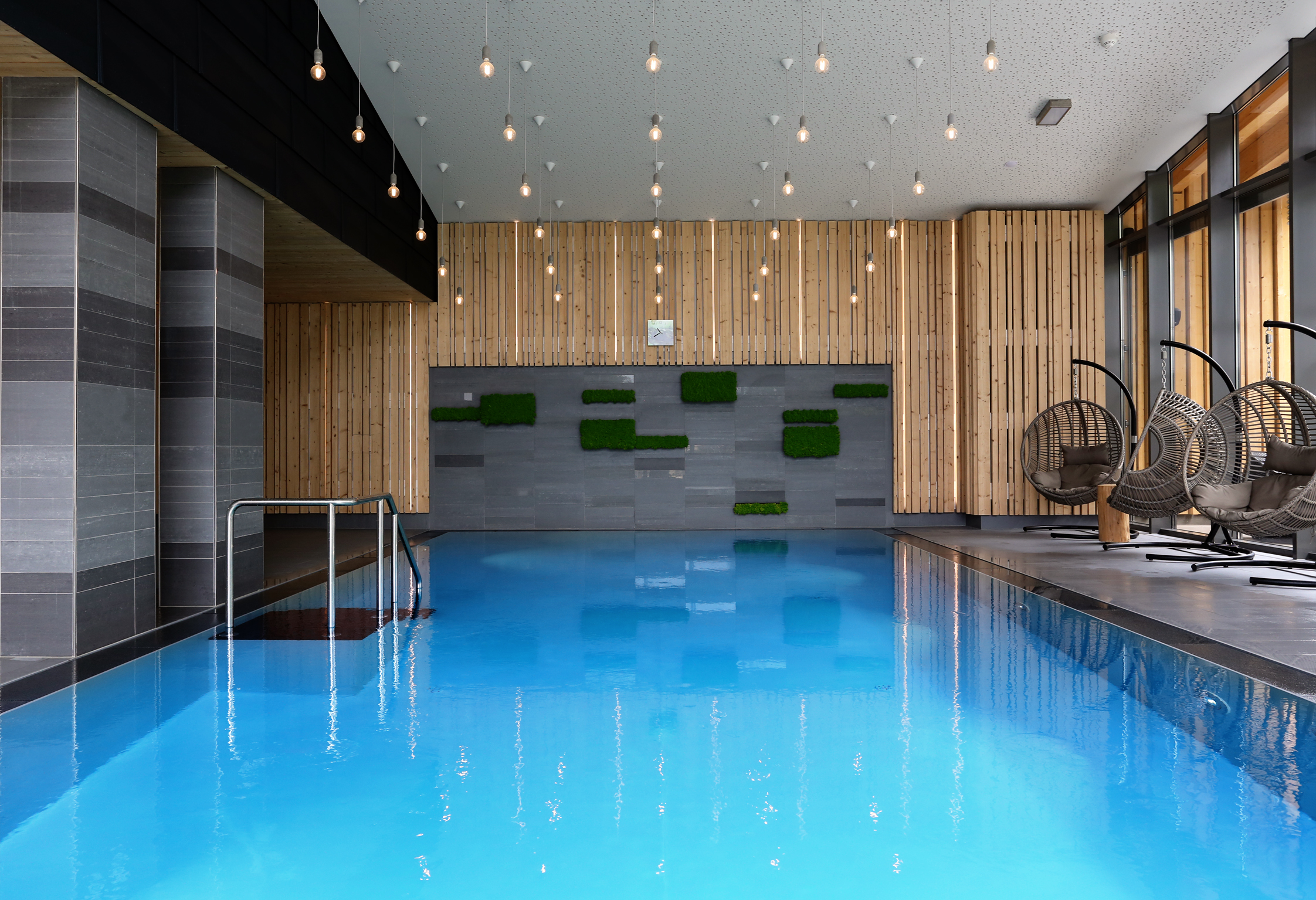 Designing with water, in water, using Casalgrande Padana porcelain stoneware 