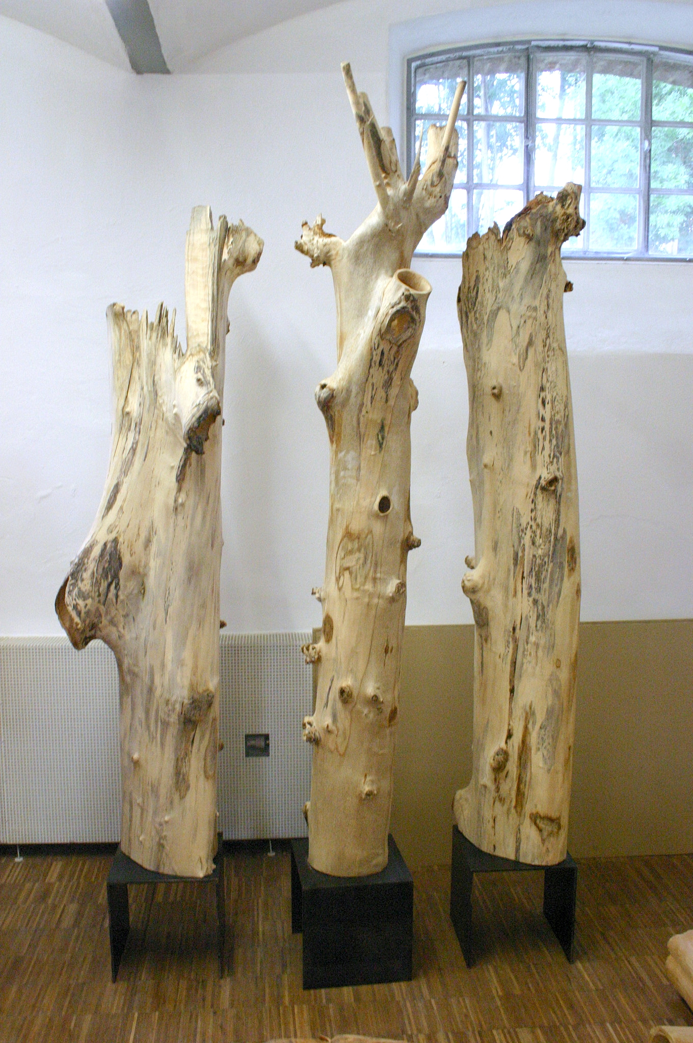 Holzskulptur "Drei Gestalten am Wegesrand" / SKUL 121