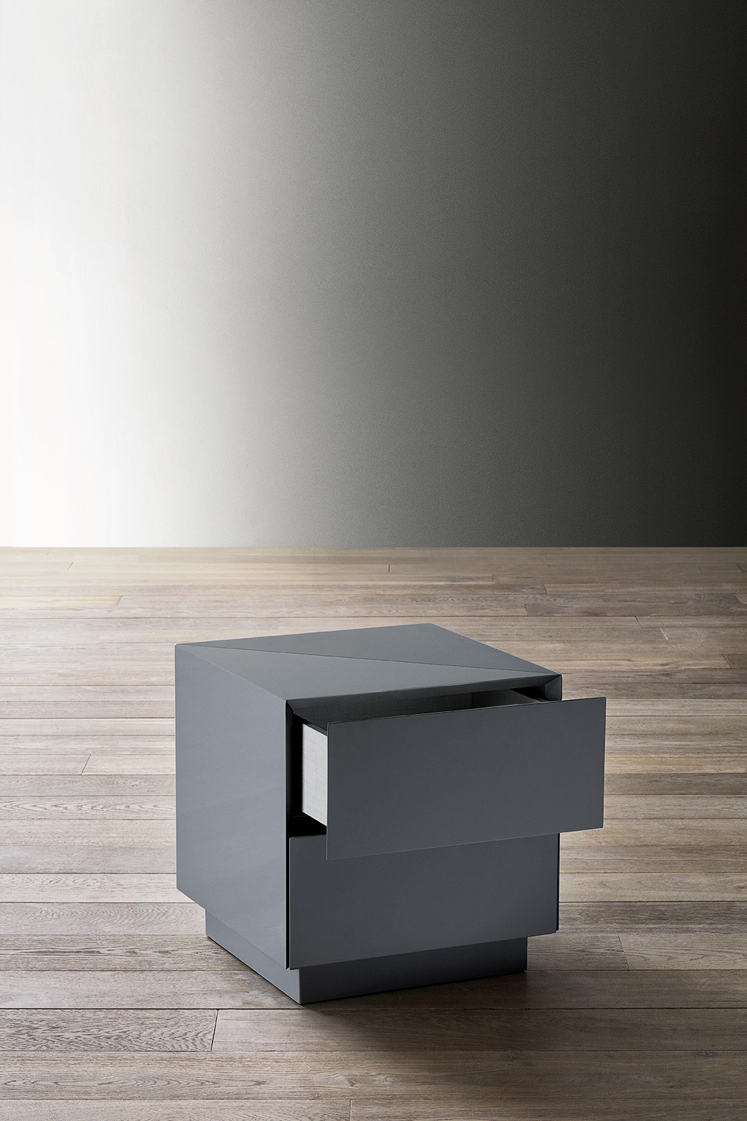 KARL NIGHT TABLE