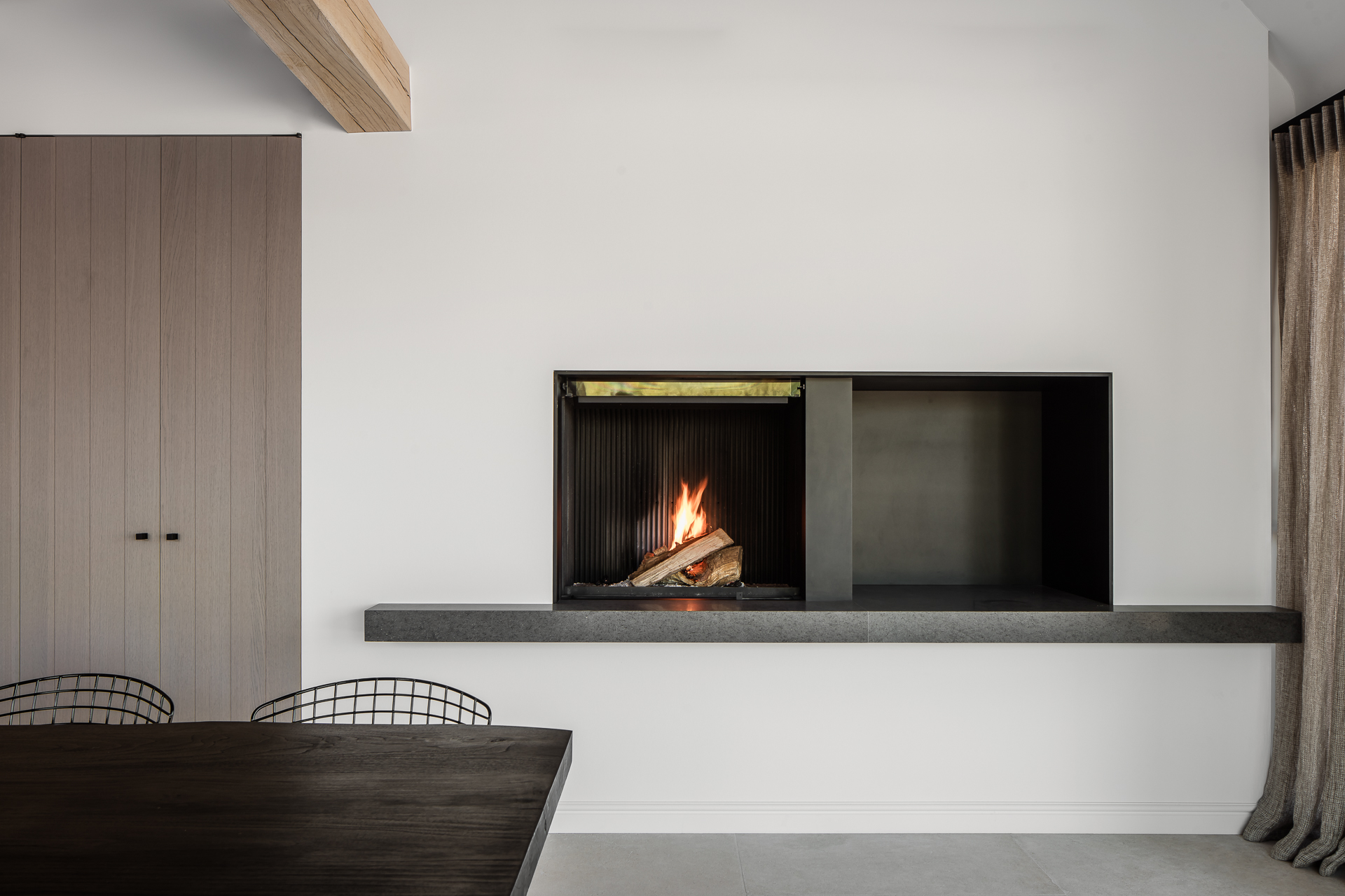 Ultime D Wood Closed Fireplace with Sliding Door