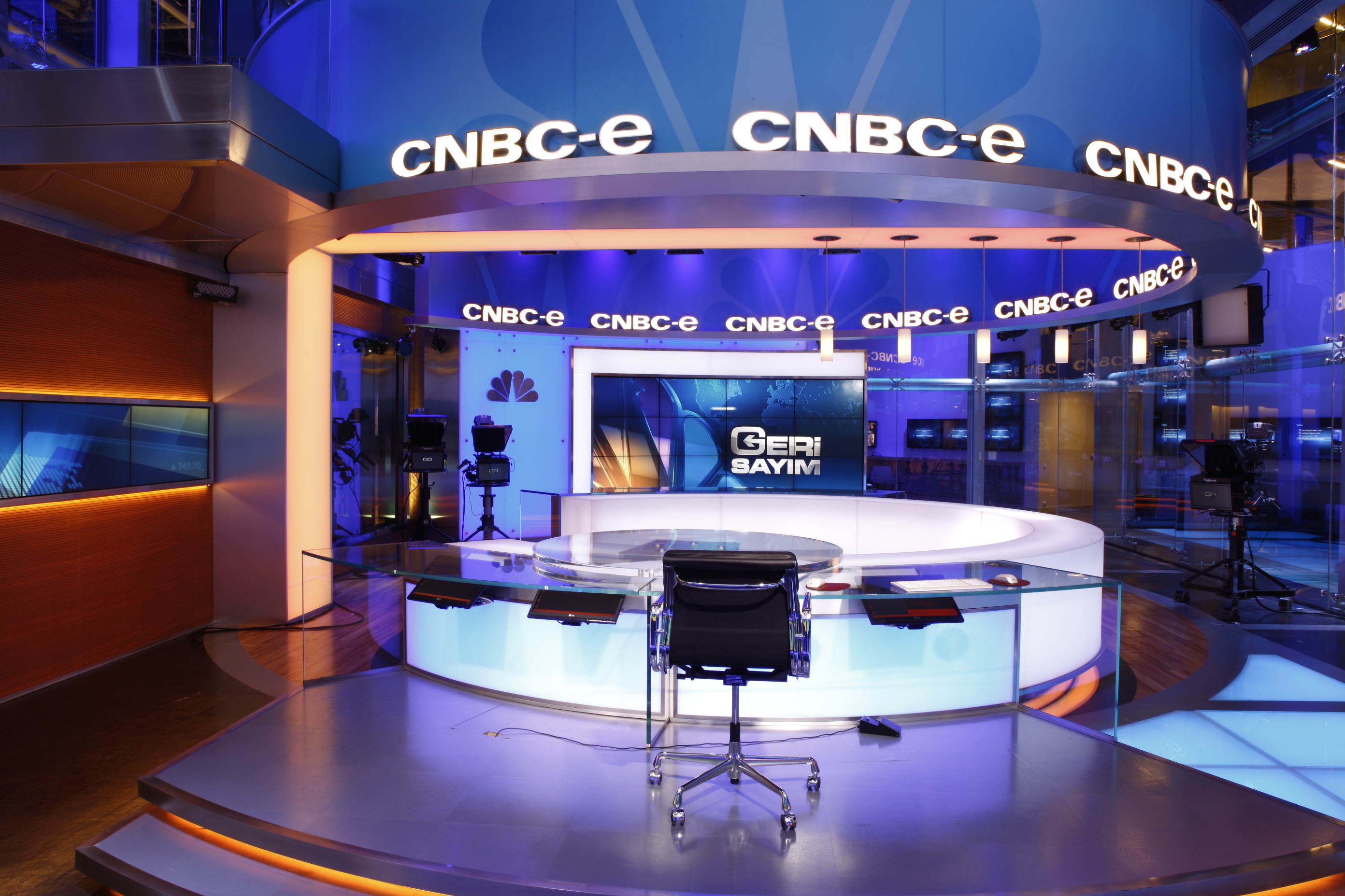 Cnbc com. Студия CNBC. Дизайн ТВ студия. CNBC News logo. CNBC TV.