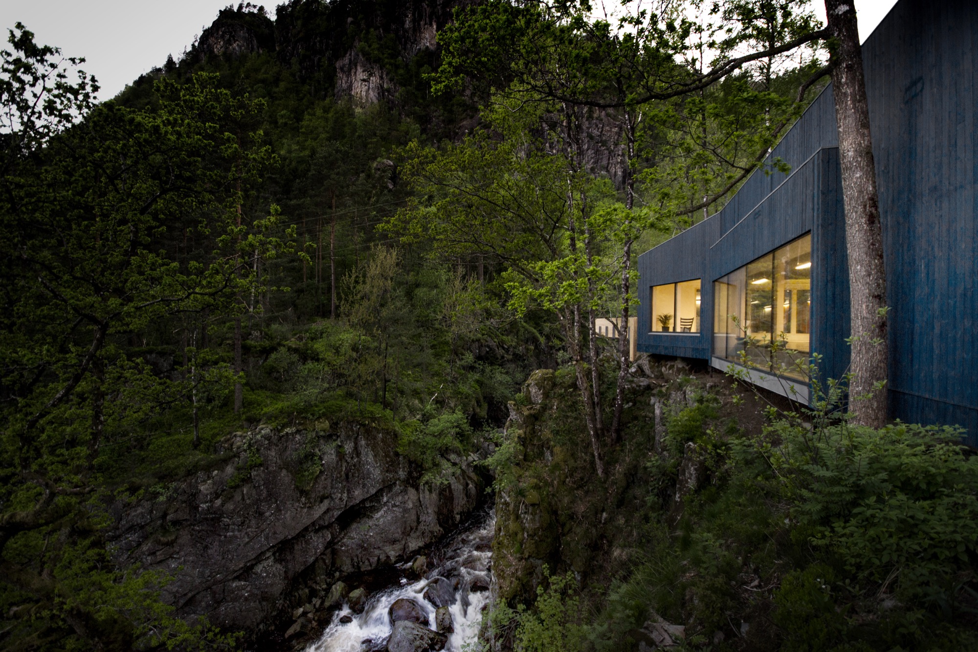 Частные места. Kvåsfossen Lyngdal. Природа с цветами и водопадом.