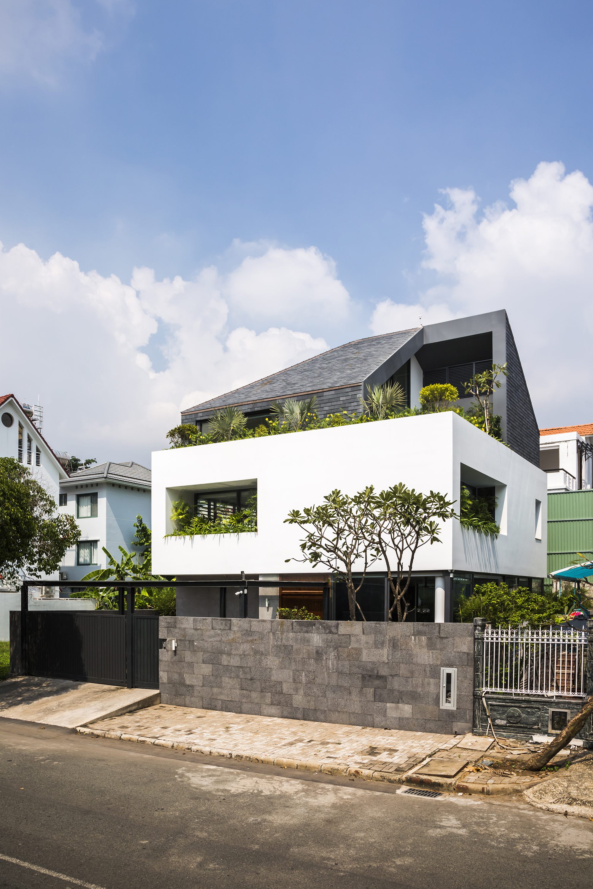 Idea 2218033: WHITE CUBE HOUSE WITH A SLATE TILES ROOF by MM++ ...