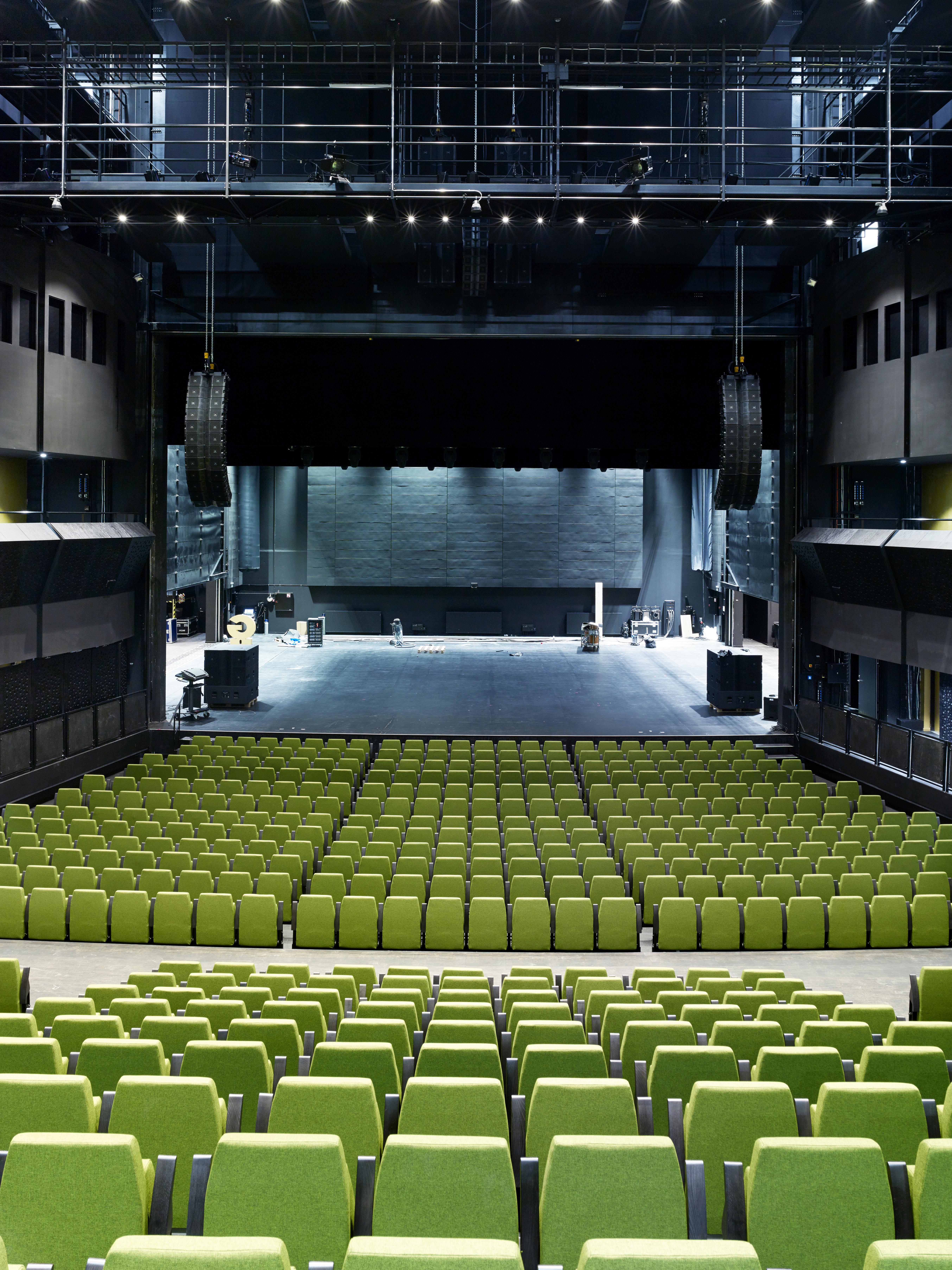 Theatre hall. Odense Teater Оденсе. Холл театр зелень. Odeon Theatre Design.