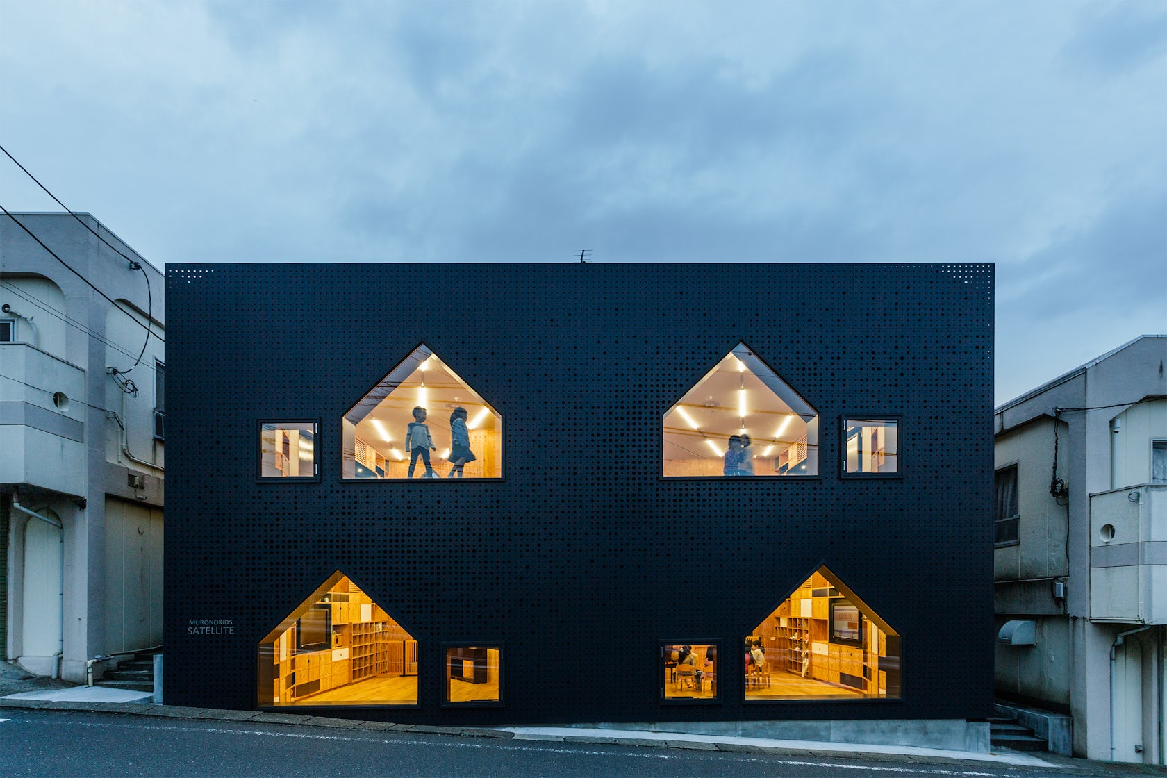 © HIBINOSEKKEI+Youji no Shiro
