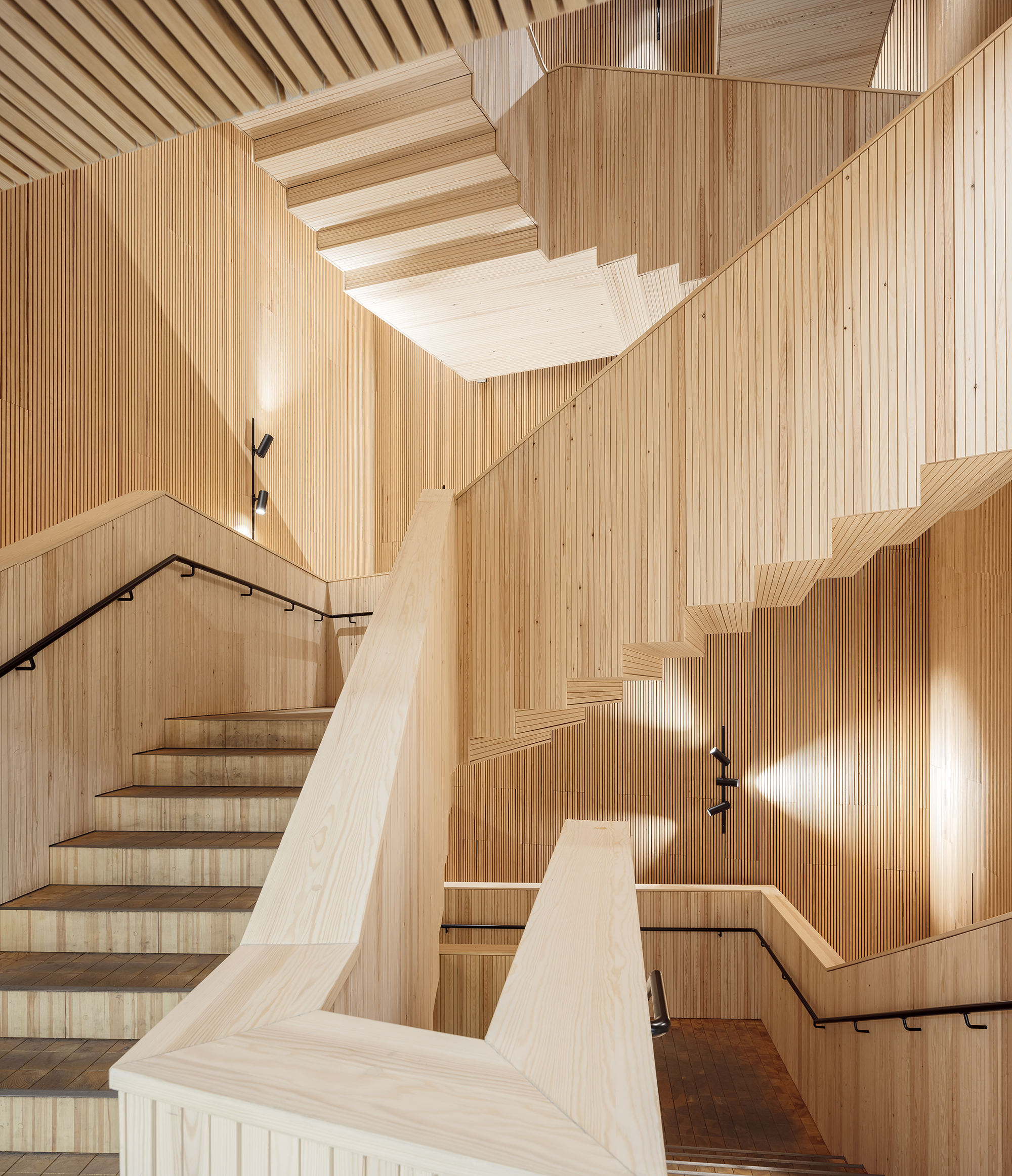 Think corner. Алвар Аалто лестница. Университет Аалто Финляндия. Аалто Архитектор интерьеры. Аалто лестницы внешние.