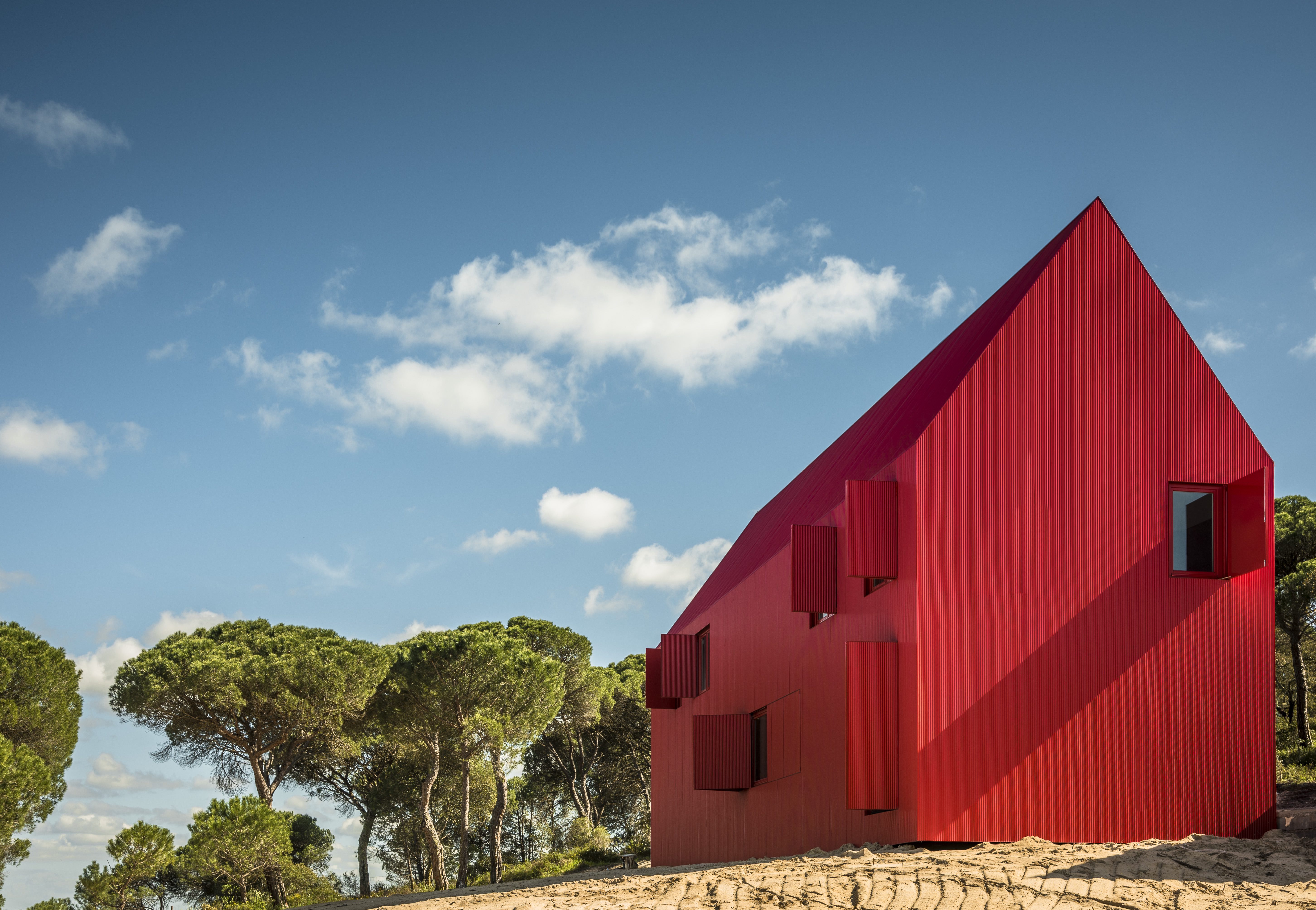 Красный необычный. Красный дом в Португалии. Красный дом искусств в Португалии. Красный дом. Красный домик.