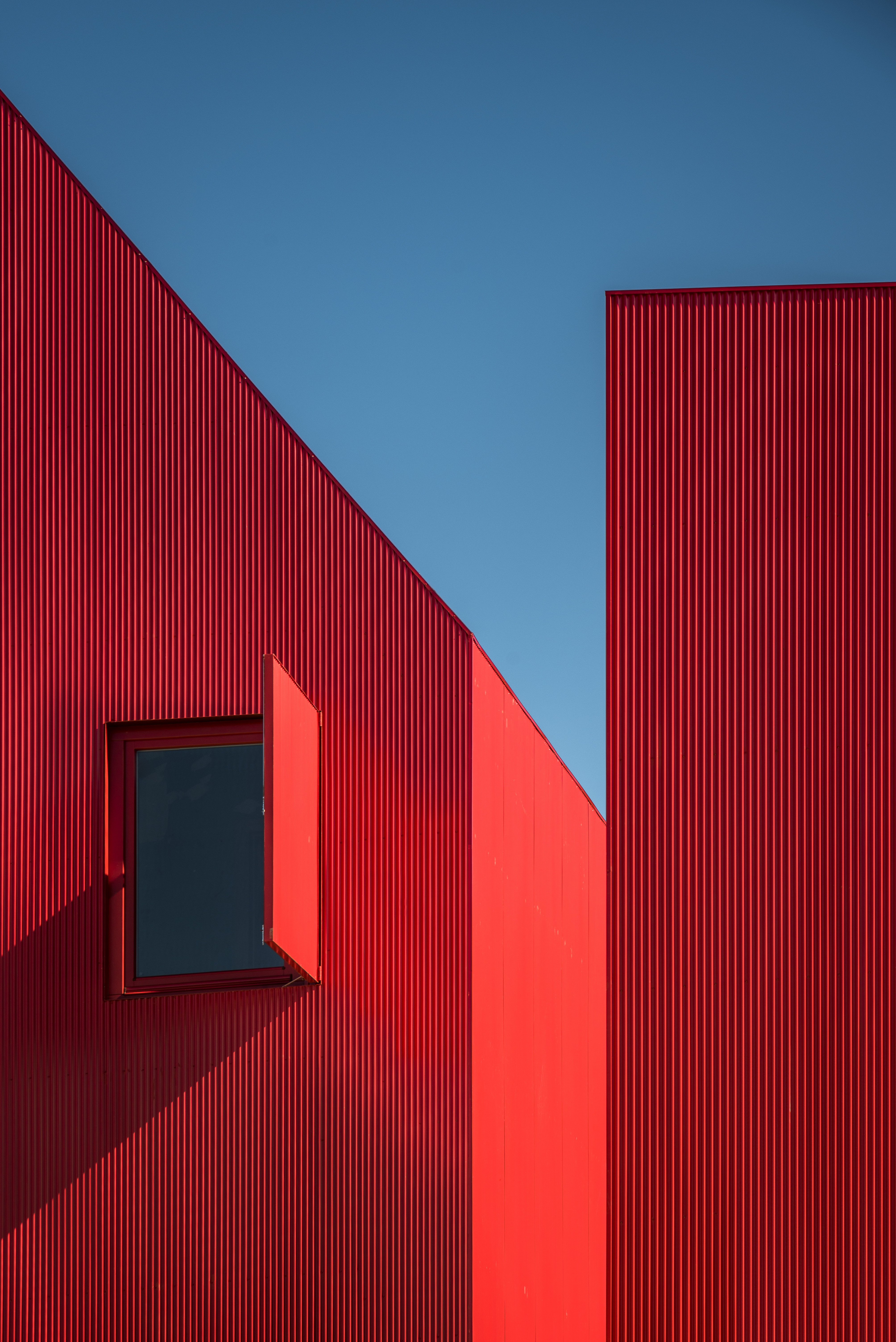 Red housing. Красный дом. Яркие фасады домов. Красное здание. Яркий фасад.