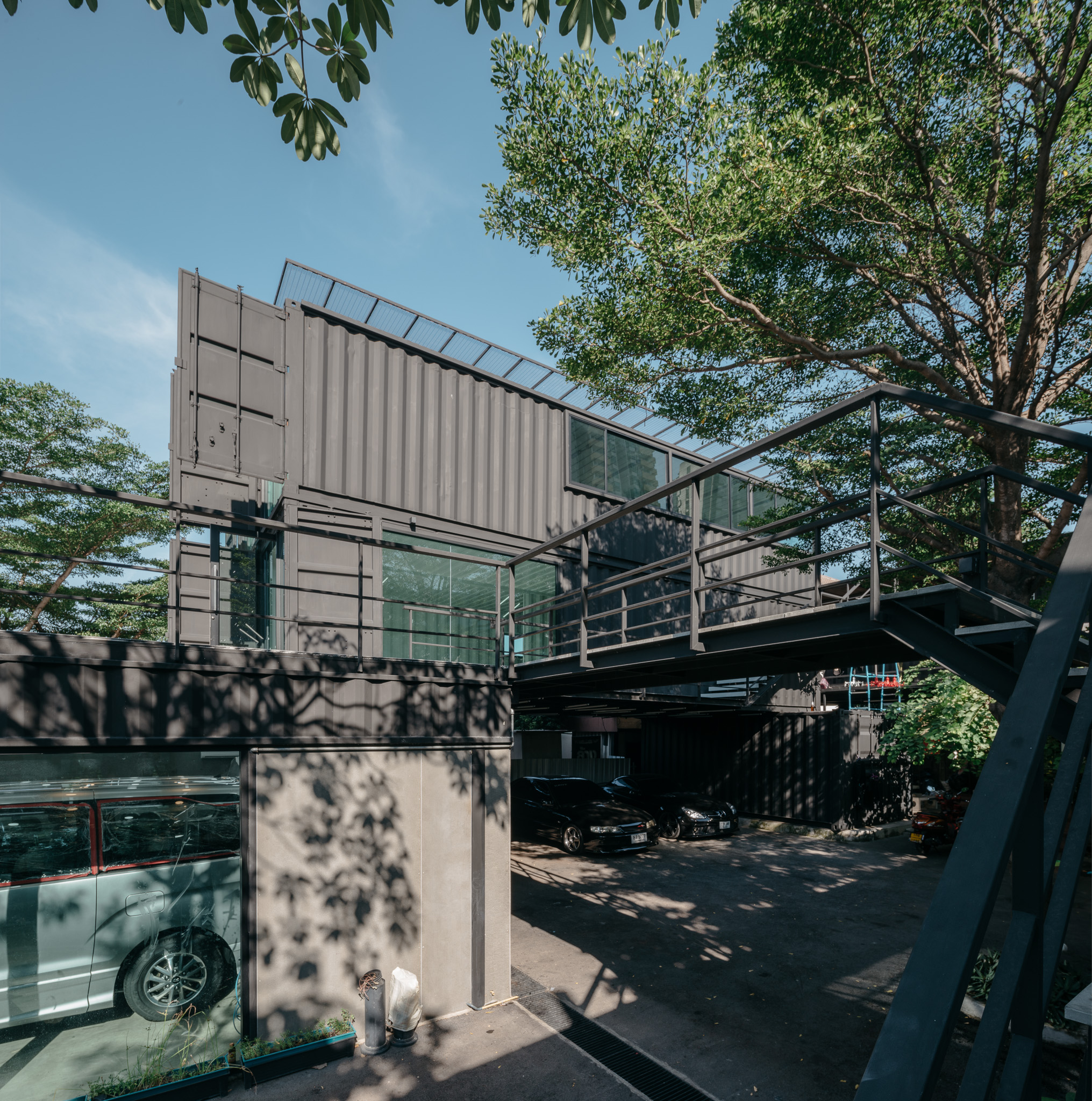 © Chaovarith Poonphol