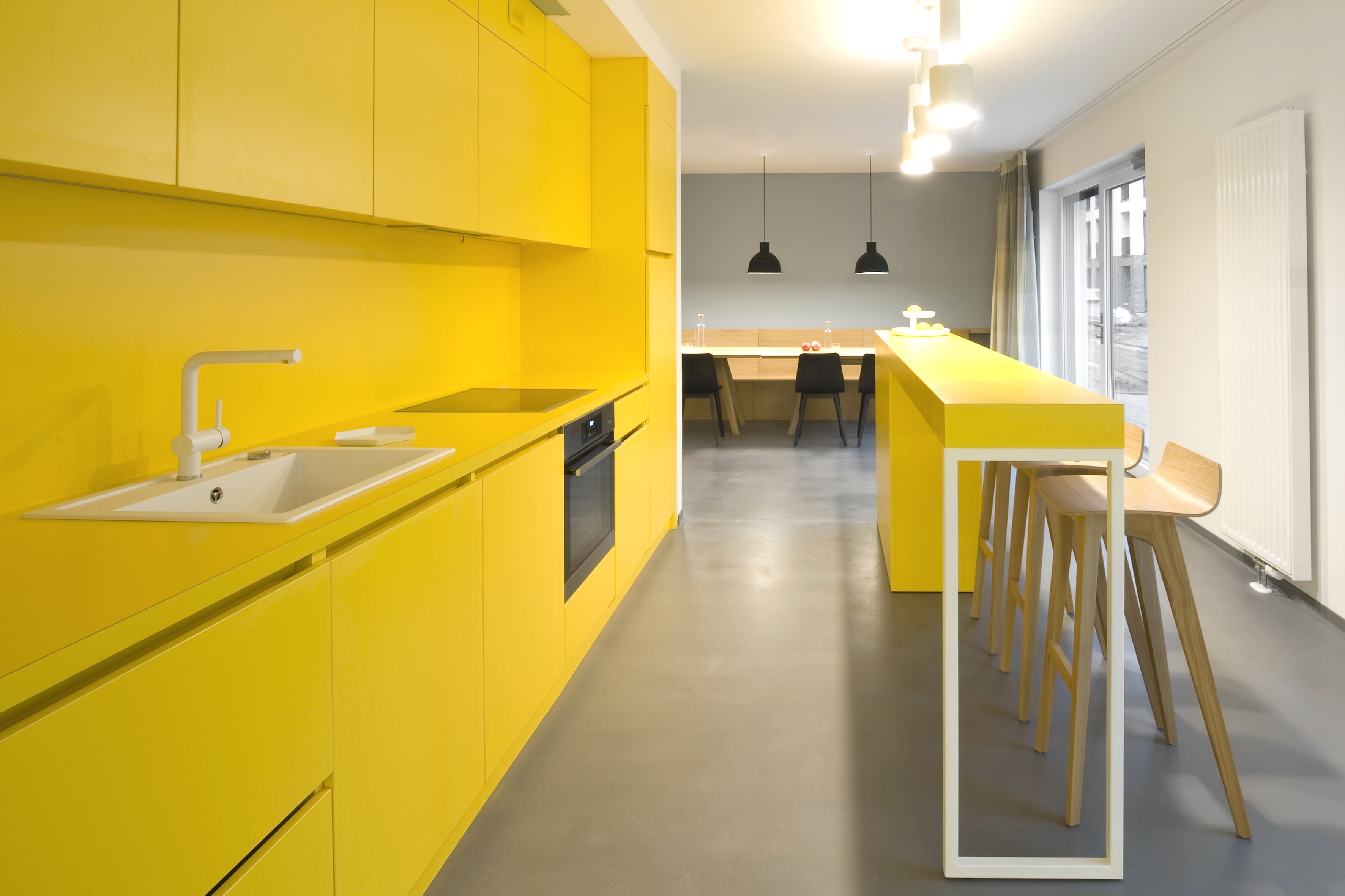 Желтый фартук. Кухня в желтом цвете. Желтая кухня в интерьере. Кухня лимонного цвета. Бело желтая кухня.