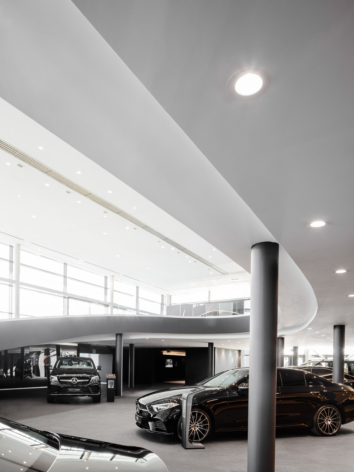 Car showroom. Ингольштадт ауди. Мерседес майбах 2023 салон. Luxury supercar showroom. Интерьер автосалона.
