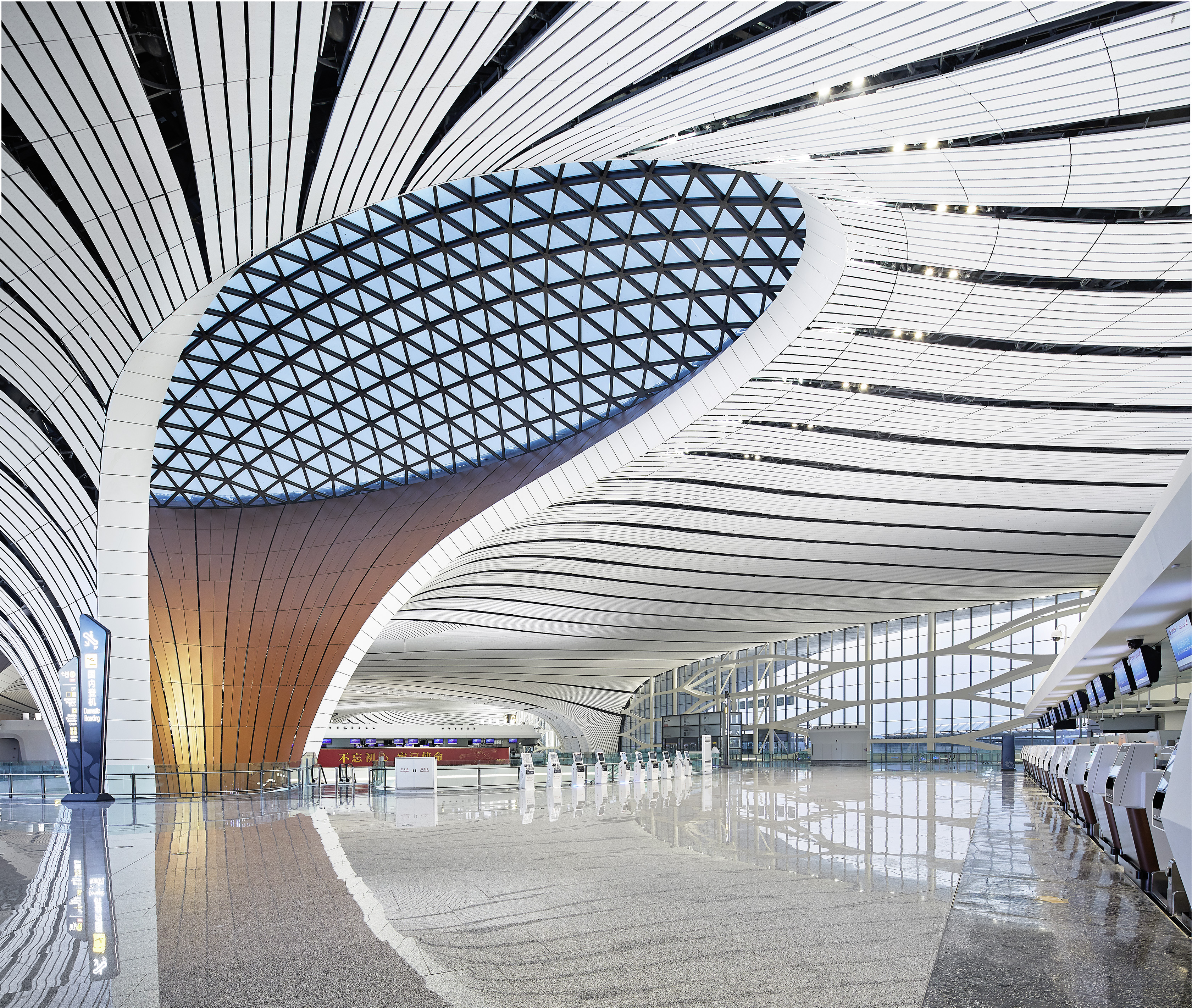 New beijing. Заха Хадид Пекинский аэропорт. Пекинский Международный аэропорт Дасин. Аэропорт Пекин Дасин, Китай. Архитектор Хадид Заха аэропорт Пекина.