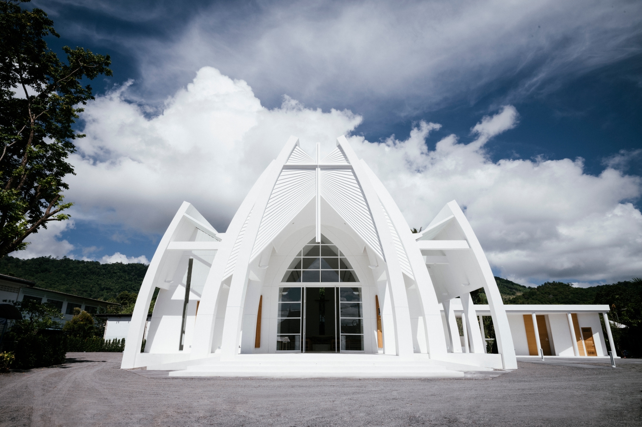 Christian churches. Протестантская Церковь архитектура. Mary help of Christian Church Juti Architects. Современная культовая архитектура. Современная часовня.